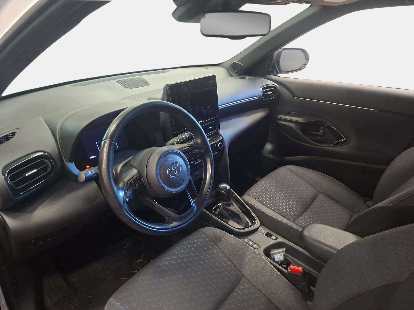 Toyota Yaris Cross 2024 1,5 Hybrid Intense - Adapti Vakkari | P-Kamera | Navi | Start-Stop | LED | Merkkihuollettu | auto ilmastointi |