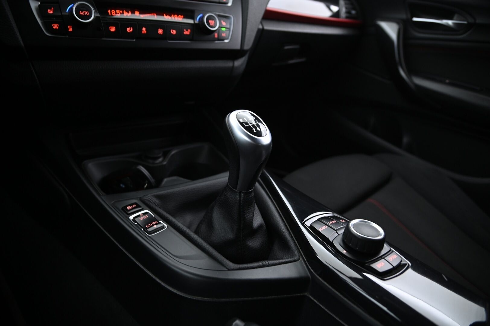 BMW 116 2013 F20 TwinPower Turbo Business Edition Sport - Suomi-auto / Lohkolämmitin / Xenon / P. tutka / Vetokoukku / Sporttipenkit