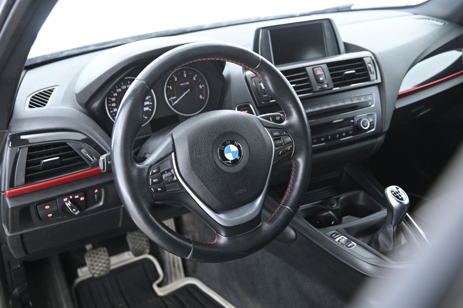BMW 116 2013 F20 TwinPower Turbo Business Edition Sport - Suomi-auto / Lohkolämmitin / Xenon / P. tutka / Vetokoukku / Sporttipenkit
