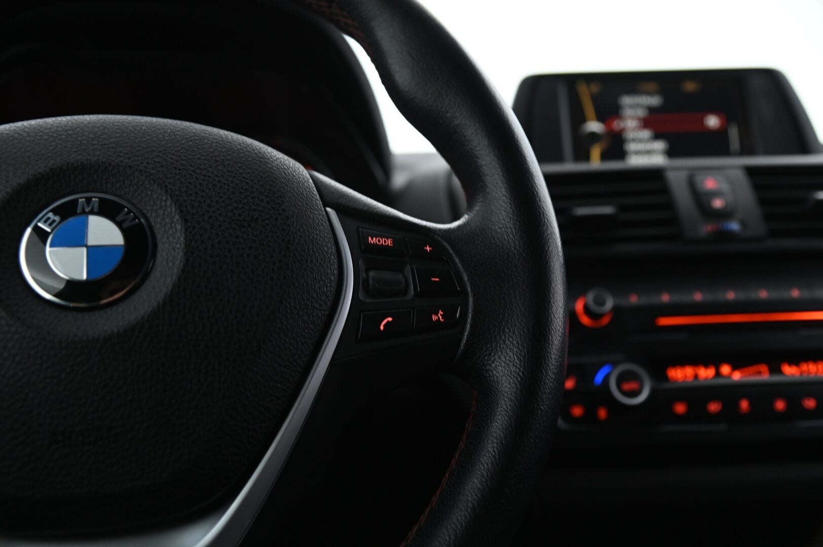 BMW 116 2013 F20 TwinPower Turbo Business Edition Sport - Suomi-auto / Lohkolämmitin / Xenon / P. tutka / Vetokoukku / Sporttipenkit