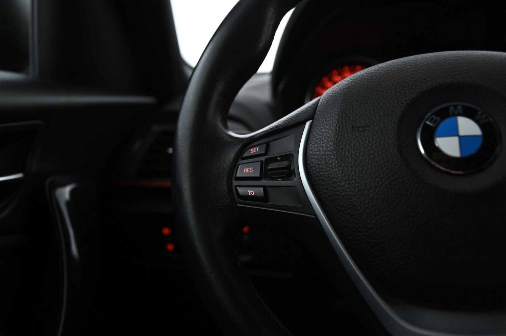 BMW 116 2013 F20 TwinPower Turbo Business Edition Sport - Suomi-auto / Lohkolämmitin / Xenon / P. tutka / Vetokoukku / Sporttipenkit
