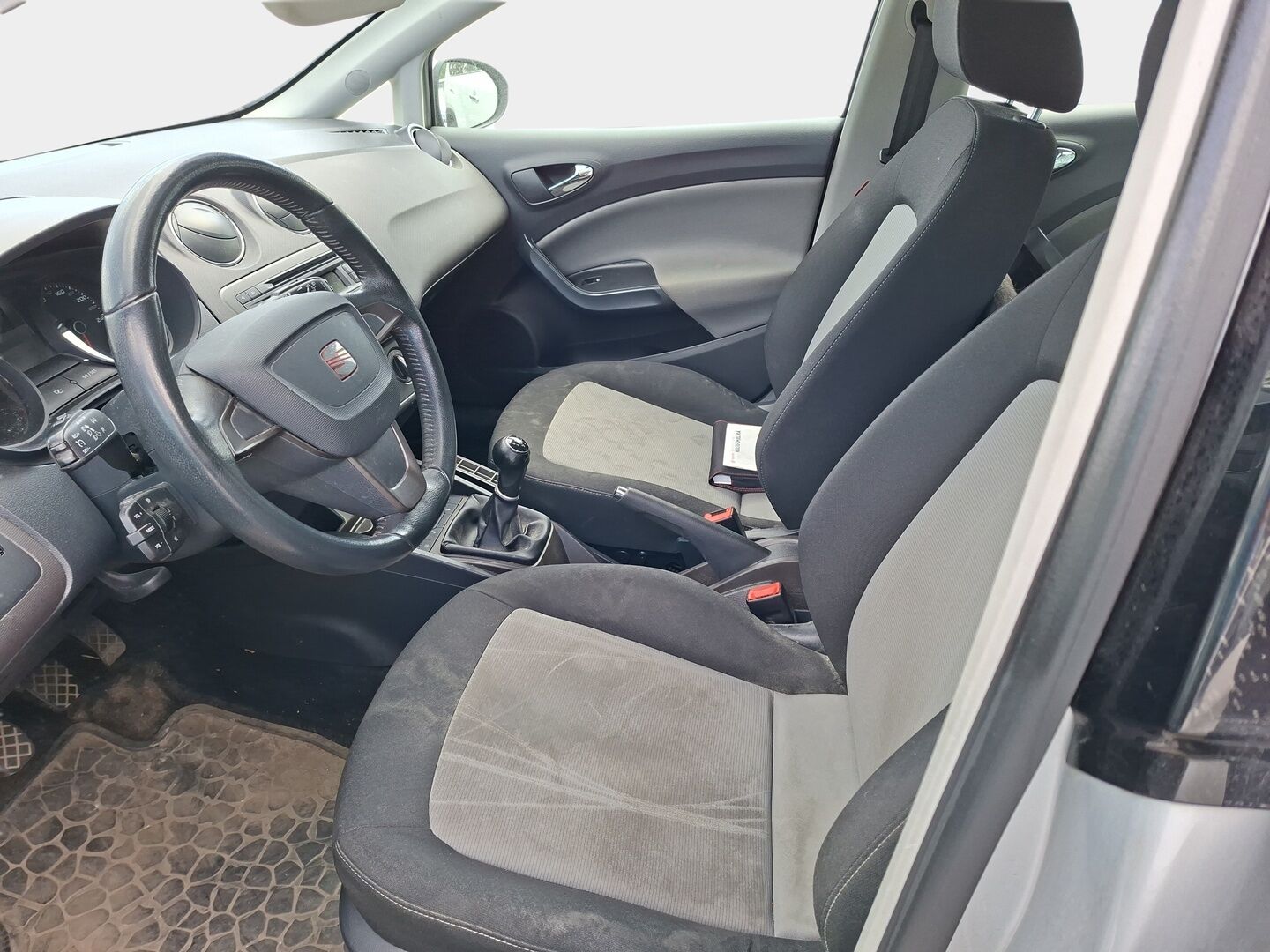 Seat Ibiza ST 2013 1,2 TSI Edition - Lähes ajamattomat kesä- ja talvirenkaat (nasta) alumiinivanteilla