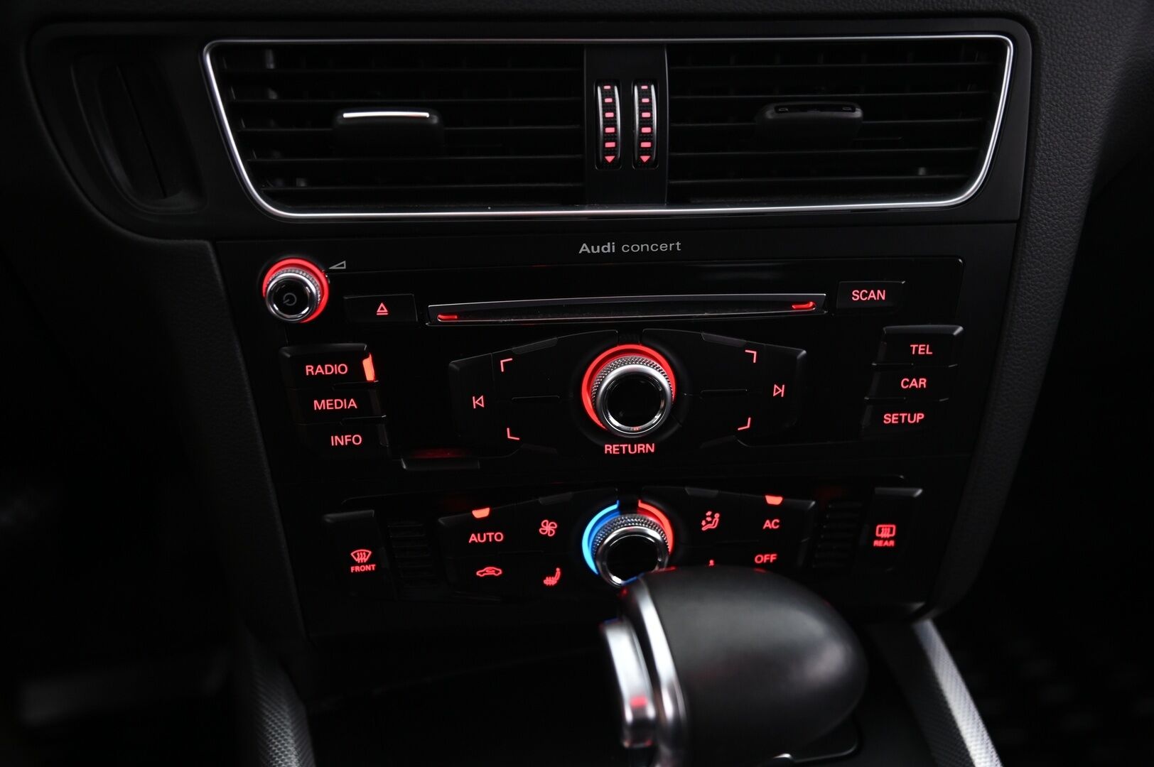 Audi Q5 2013 Offroad Business 2,0 TDI 130 kW quattro S tronic - Webasto | Vetokoukku | Tutkat