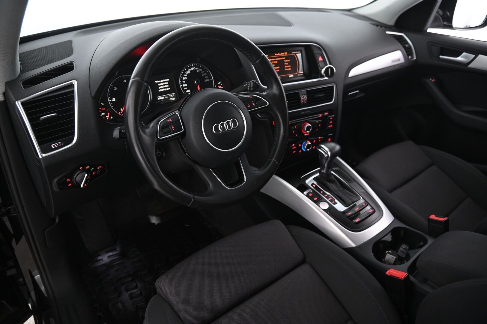 Audi Q5 2013 Offroad Business 2,0 TDI 130 kW quattro S tronic - Webasto | Vetokoukku | Tutkat