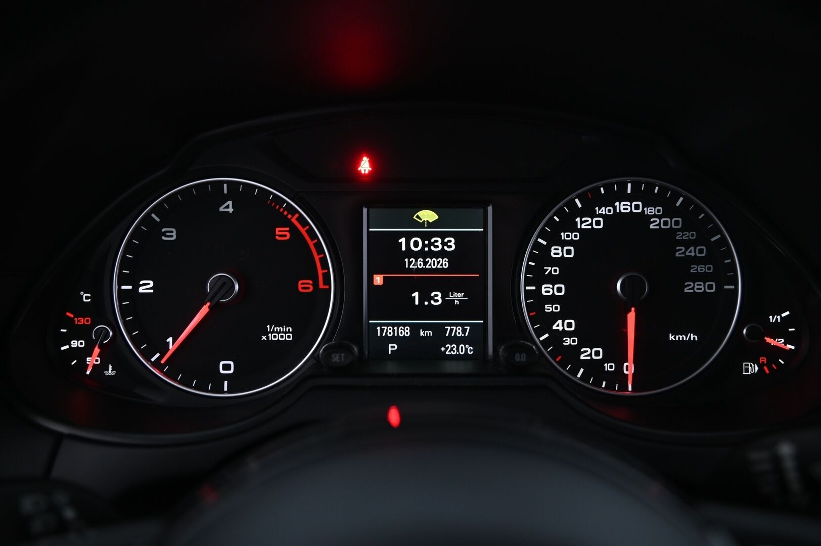 Audi Q5 2013 Offroad Business 2,0 TDI 130 kW quattro S tronic - Webasto | Vetokoukku | Tutkat