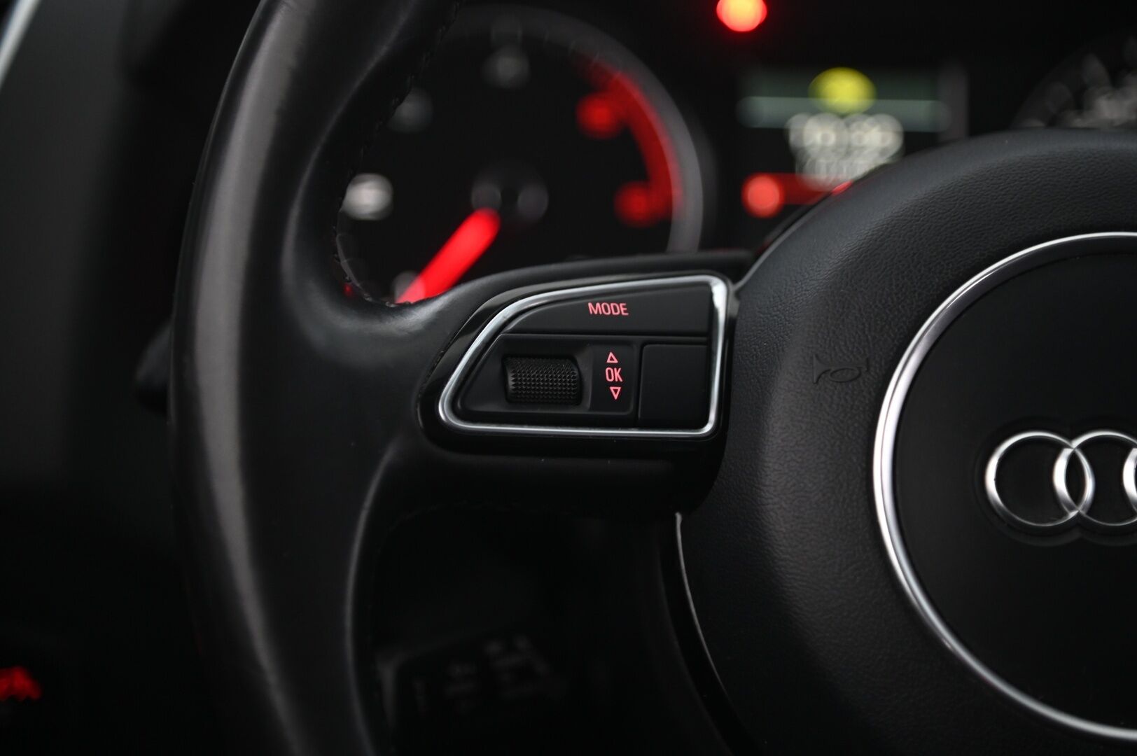 Audi Q5 2013 Offroad Business 2,0 TDI 130 kW quattro S tronic - Webasto | Vetokoukku | Tutkat