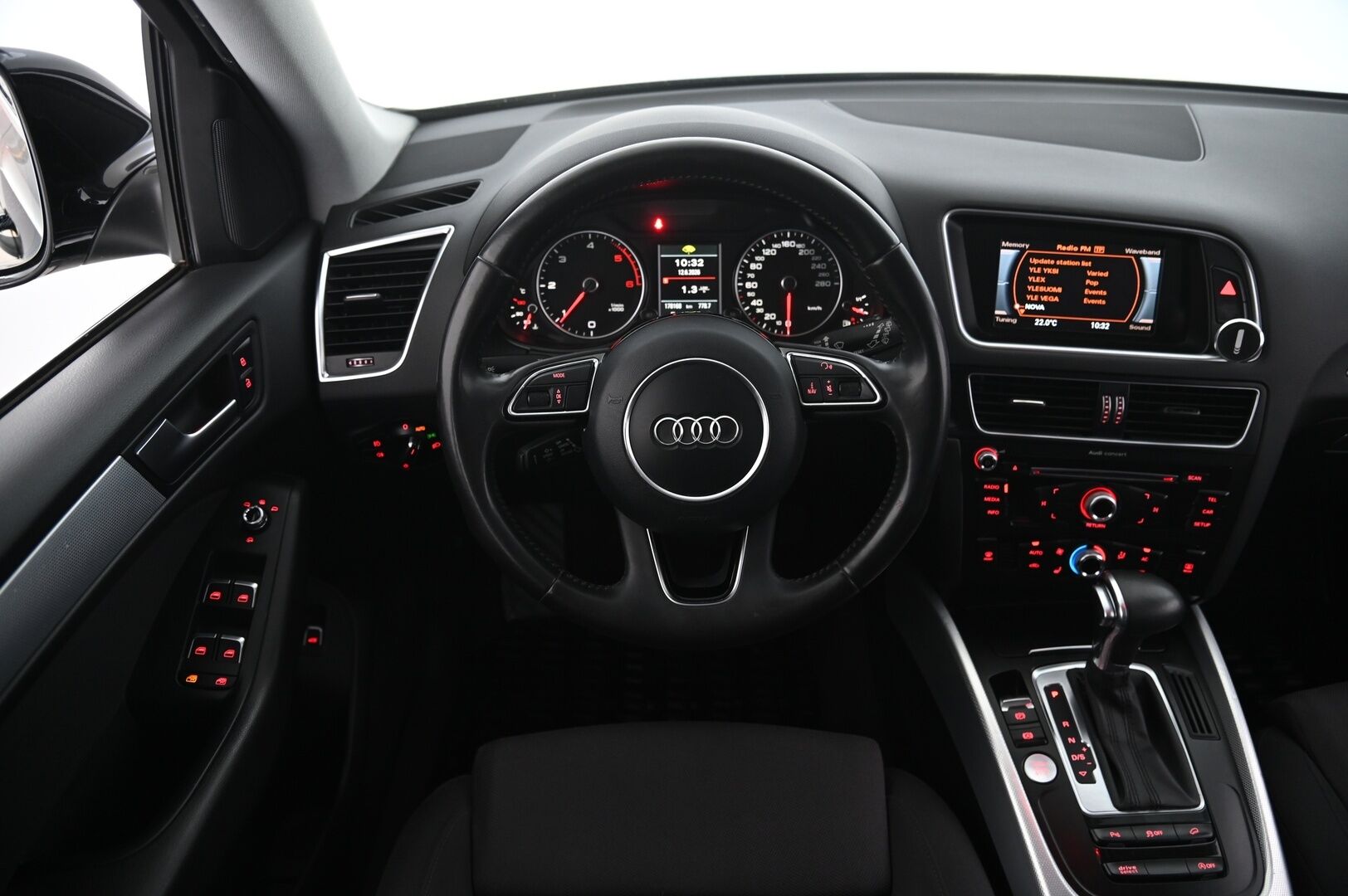 Audi Q5 2013 Offroad Business 2,0 TDI 130 kW quattro S tronic - Webasto | Vetokoukku | Tutkat