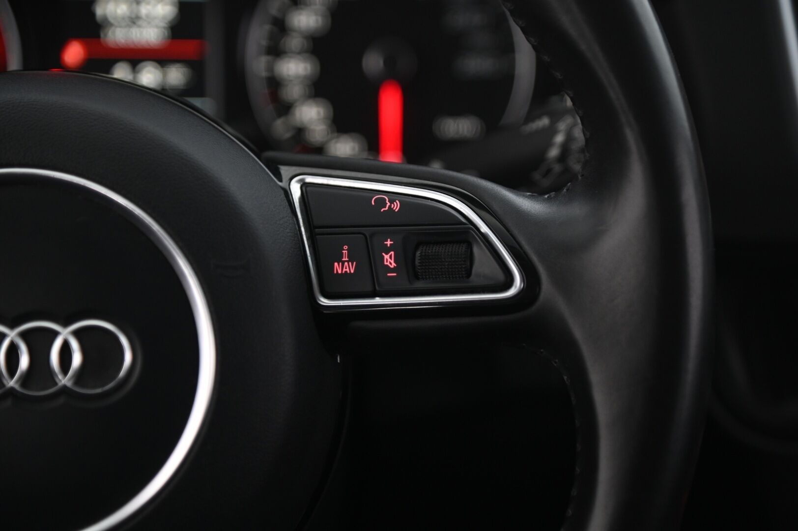 Audi Q5 2013 Offroad Business 2,0 TDI 130 kW quattro S tronic - Webasto | Vetokoukku | Tutkat
