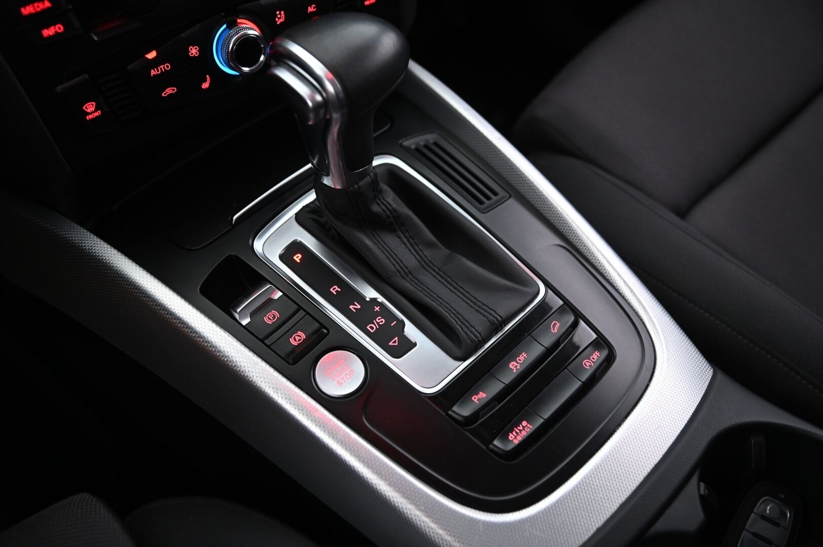 Audi Q5 2013 Offroad Business 2,0 TDI 130 kW quattro S tronic - Webasto | Vetokoukku | Tutkat