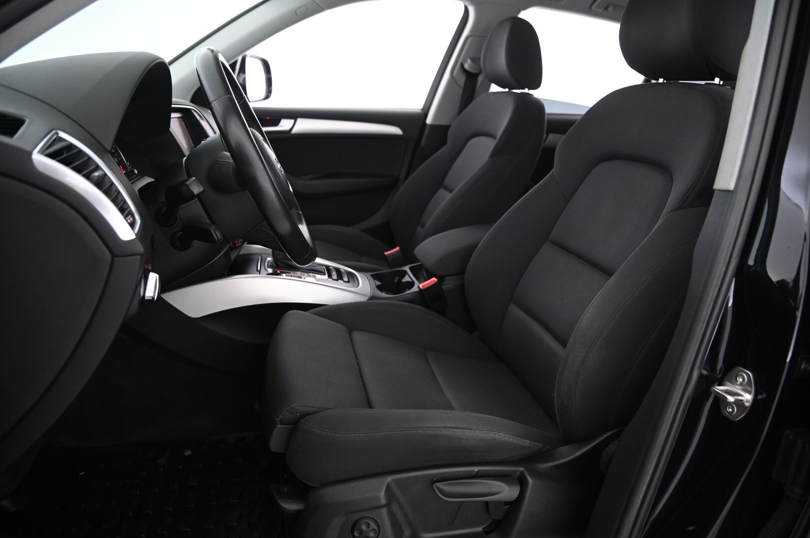 Audi Q5 2013 Offroad Business 2,0 TDI 130 kW quattro S tronic - Webasto | Vetokoukku | Tutkat