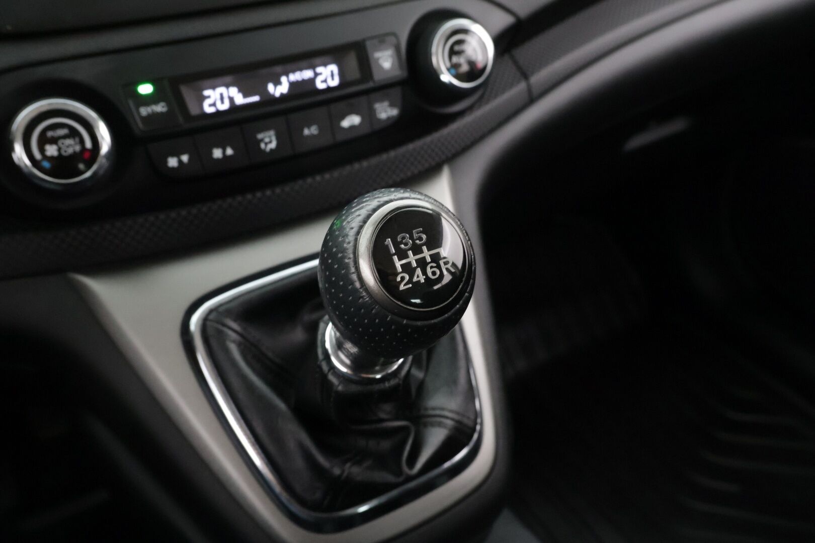 Honda CR-V 2013 Comfort 4WD / Lohkolämmitin / Vakkari / Irroitettava koukku / Aut. Ilmastointi / Siistikuntoinen! - 1-om. Suomi-auto / Merkkihuollot / Uudet kesä- sekä talvirenkaat / 2x alumiinivanteet!