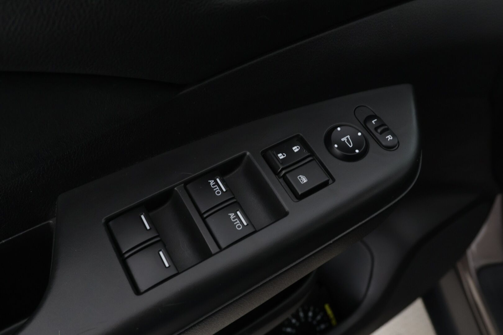 Honda CR-V 2013 Comfort 4WD * Lohkolämmitin / Vakkari / Vetokoukku / Aut. Ilmastointi / Siistikuntoinen! * - 1-om. Suomi-auto / Merkkihuollot / Uudet kesä- sekä talvirenkaat / 2x alumiinivanteet!