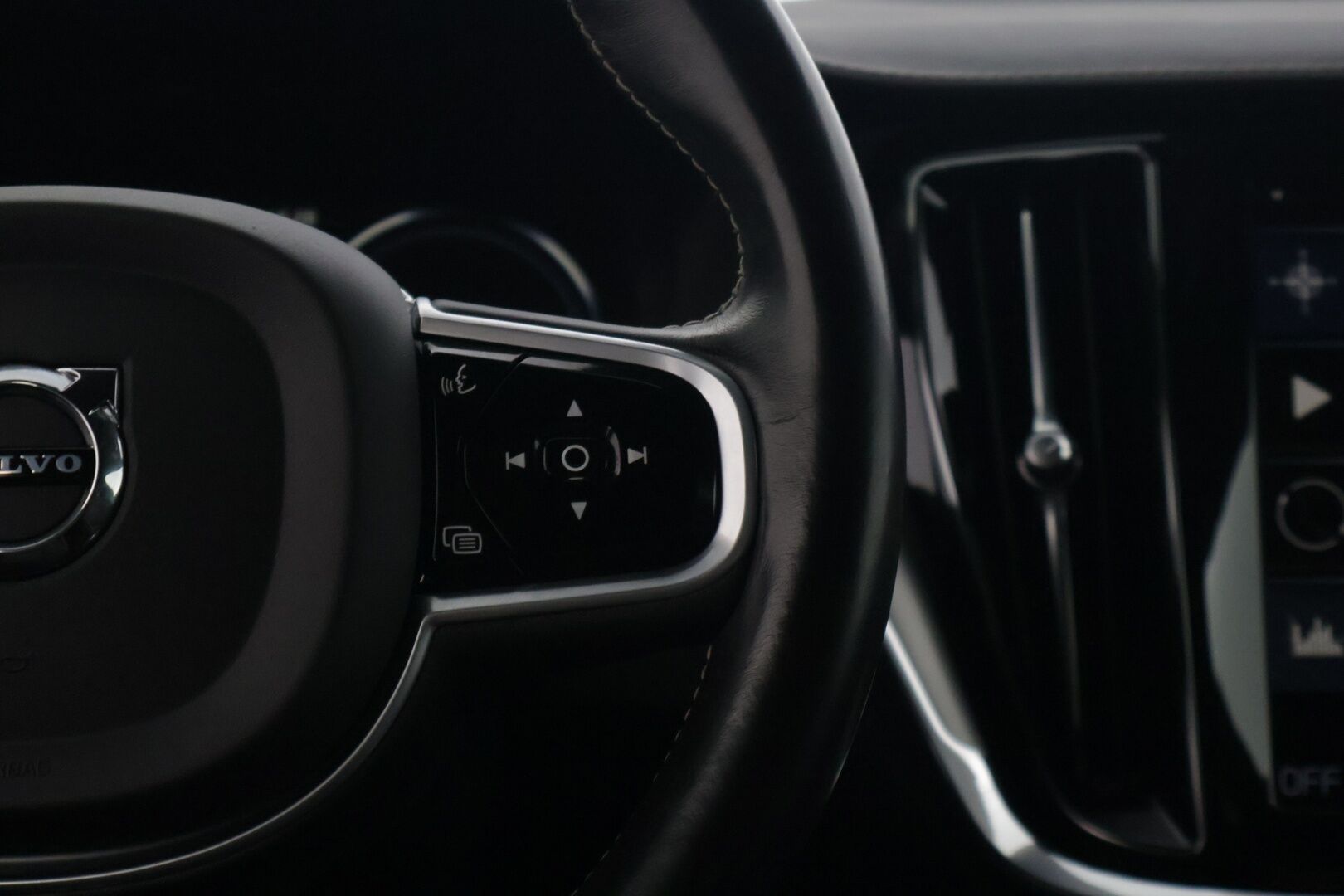 Volvo S60 2021 T8 TwE AWD Business R-Design aut * 360° / HarmanKardon / ACC / BLIS / Sporttipenkit muistilla / Webasto * - Vetokoukku / Kahdet renkaat Volvon alumiinivanteilla / Jakohihna juuri vaihdettu!