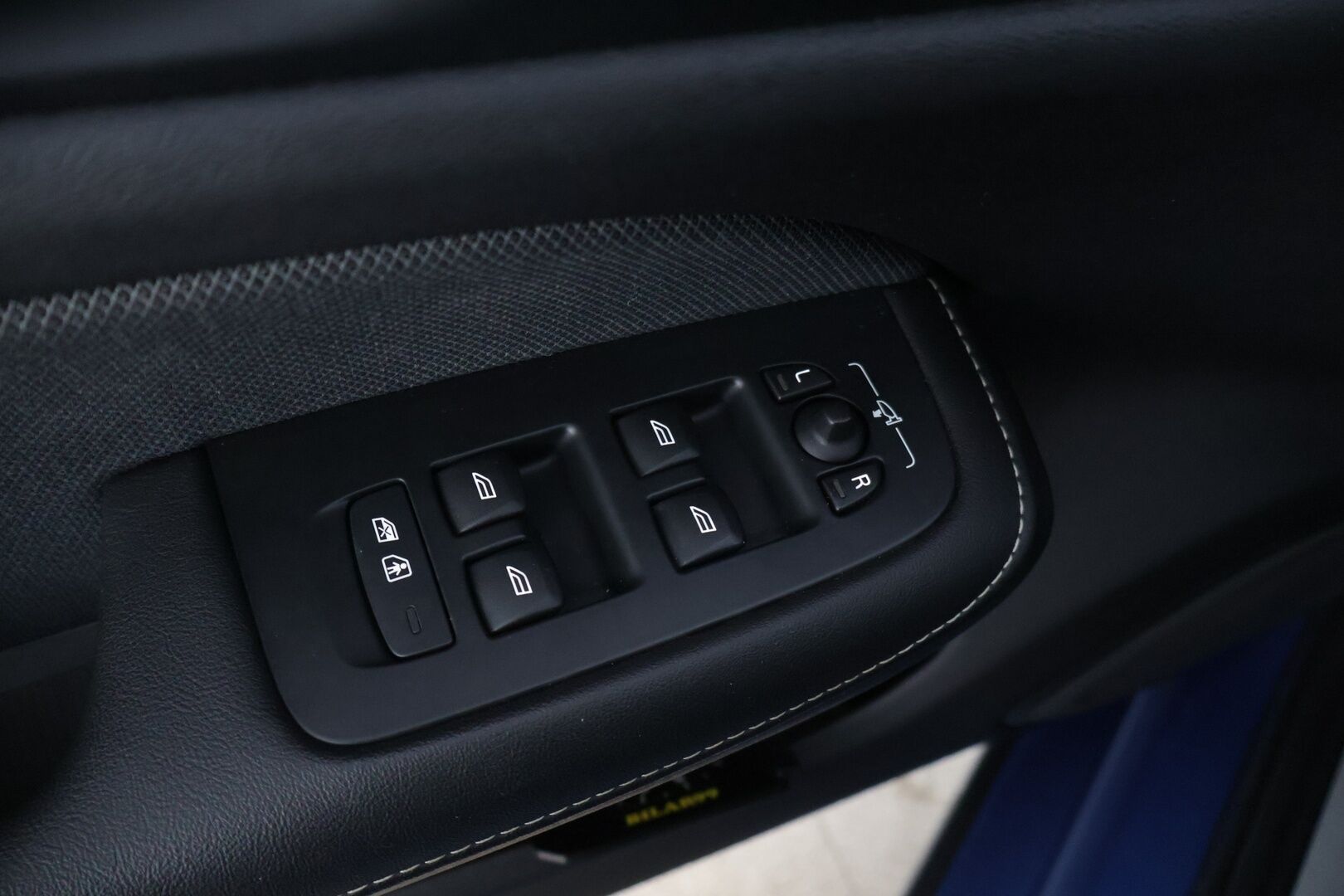 Volvo S60 2021 T8 TwE AWD Business R-Design aut * 360° / HarmanKardon / ACC / BLIS / Sporttipenkit muistilla / Webasto * - Vetokoukku / Kahdet renkaat Volvon alumiinivanteilla / Jakohihna juuri vaihdettu!