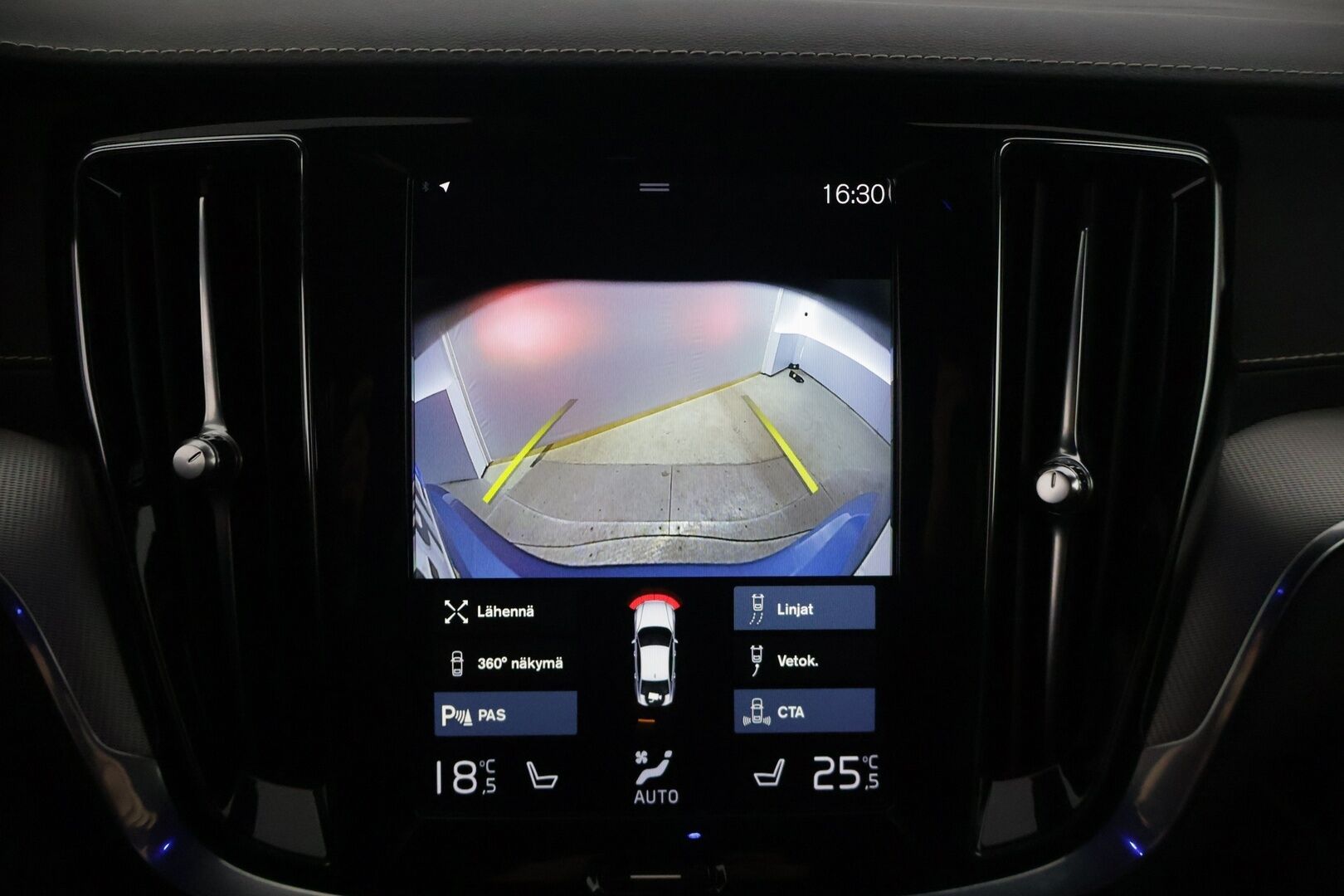 Volvo S60 2021 T8 TwE AWD Business R-Design aut * 360° / HarmanKardon / ACC / BLIS / Sporttipenkit muistilla / Webasto * - Vetokoukku / Kahdet renkaat Volvon alumiinivanteilla / Jakohihna juuri vaihdettu!