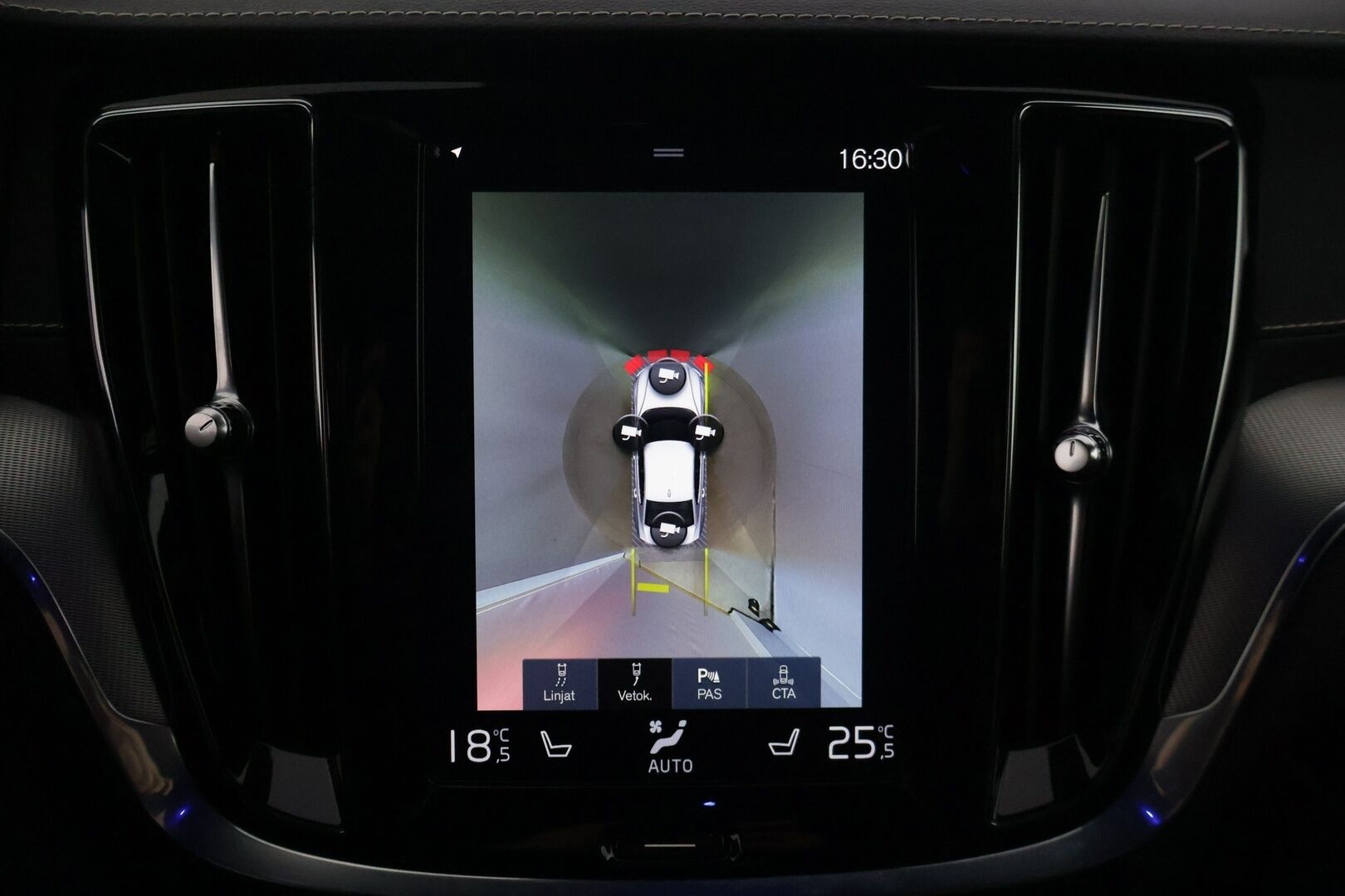 Volvo S60 2021 T8 TwE AWD Business R-Design aut * 360° / HarmanKardon / ACC / BLIS / Sporttipenkit muistilla / Webasto * - Vetokoukku / Kahdet renkaat Volvon alumiinivanteilla / Jakohihna juuri vaihdettu!