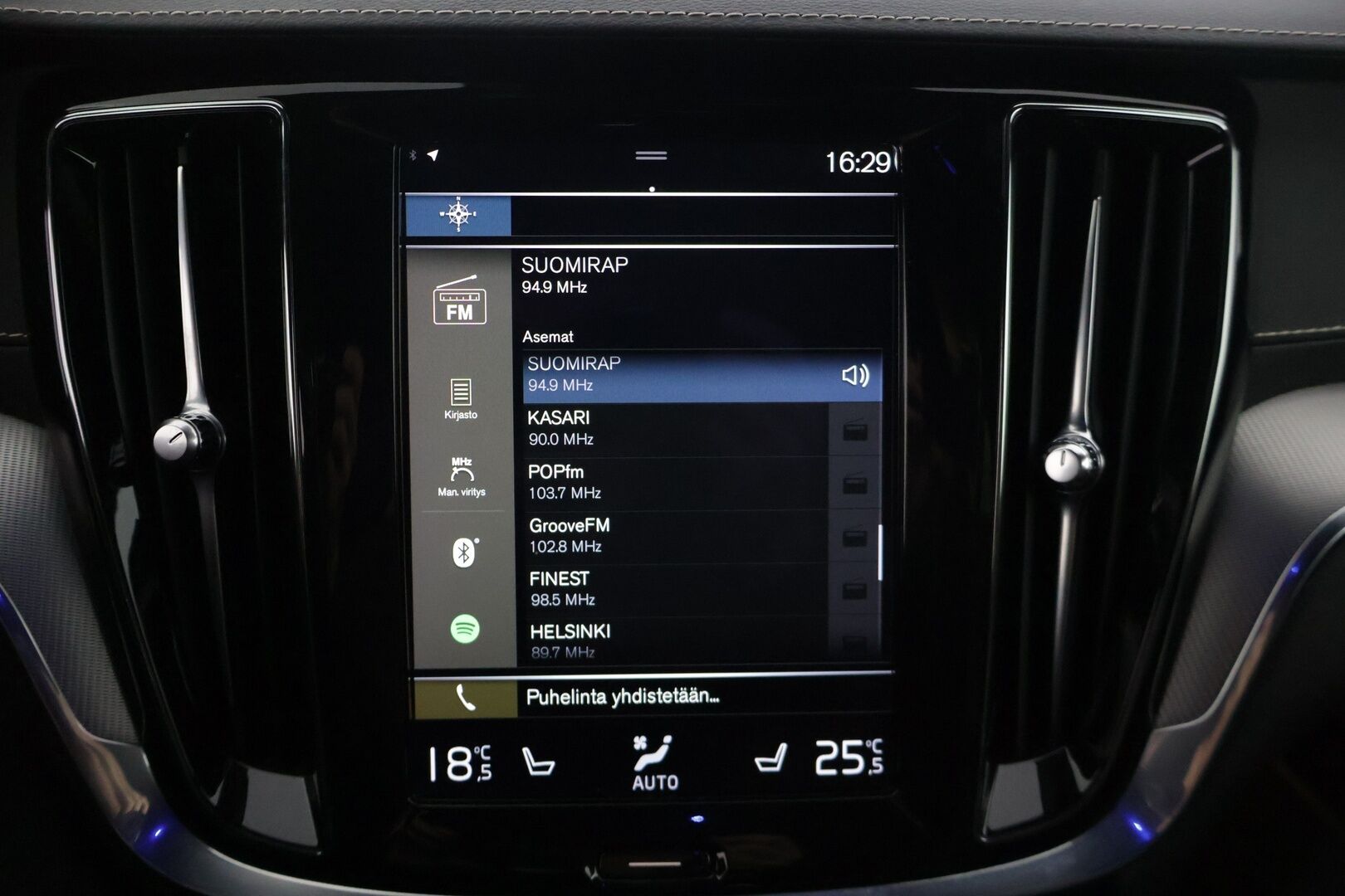 Volvo S60 2021 T8 TwE AWD Business R-Design aut * 360° / HarmanKardon / ACC / BLIS / Sporttipenkit muistilla / Webasto * - Vetokoukku / Kahdet renkaat Volvon alumiinivanteilla / Jakohihna juuri vaihdettu!