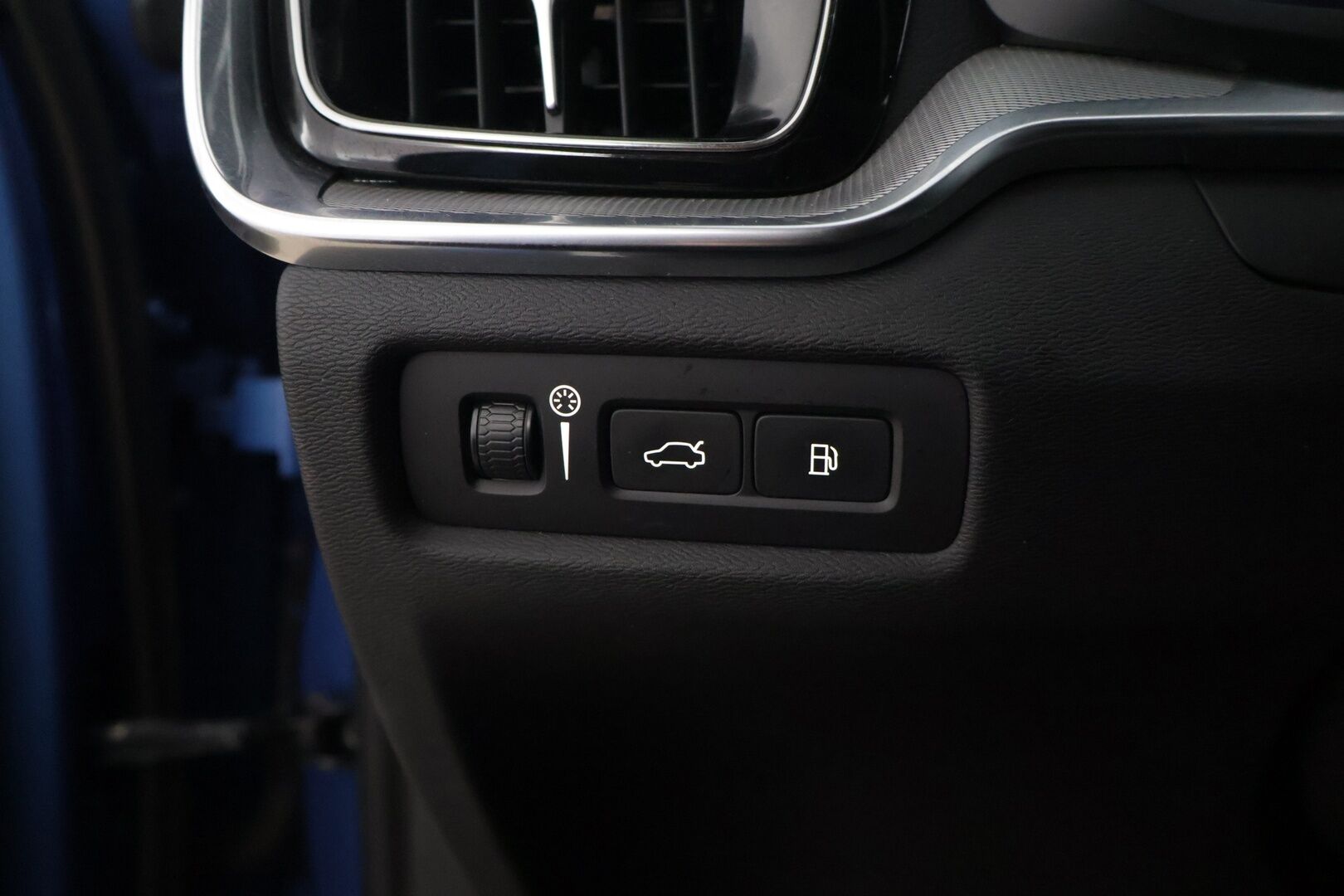 Volvo S60 2021 T8 TwE AWD Business R-Design aut * 360° / HarmanKardon / ACC / BLIS / Sporttipenkit muistilla / Webasto * - Vetokoukku / Kahdet renkaat Volvon alumiinivanteilla / Jakohihna juuri vaihdettu!