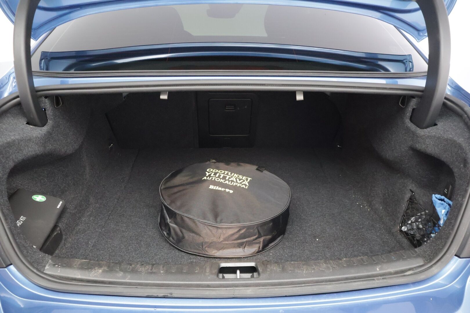 Volvo S60 2021 T8 TwE AWD Business R-Design aut * 360° / HarmanKardon / ACC / BLIS / Sporttipenkit muistilla / Webasto * - Vetokoukku / Kahdet renkaat Volvon alumiinivanteilla / Jakohihna juuri vaihdettu!