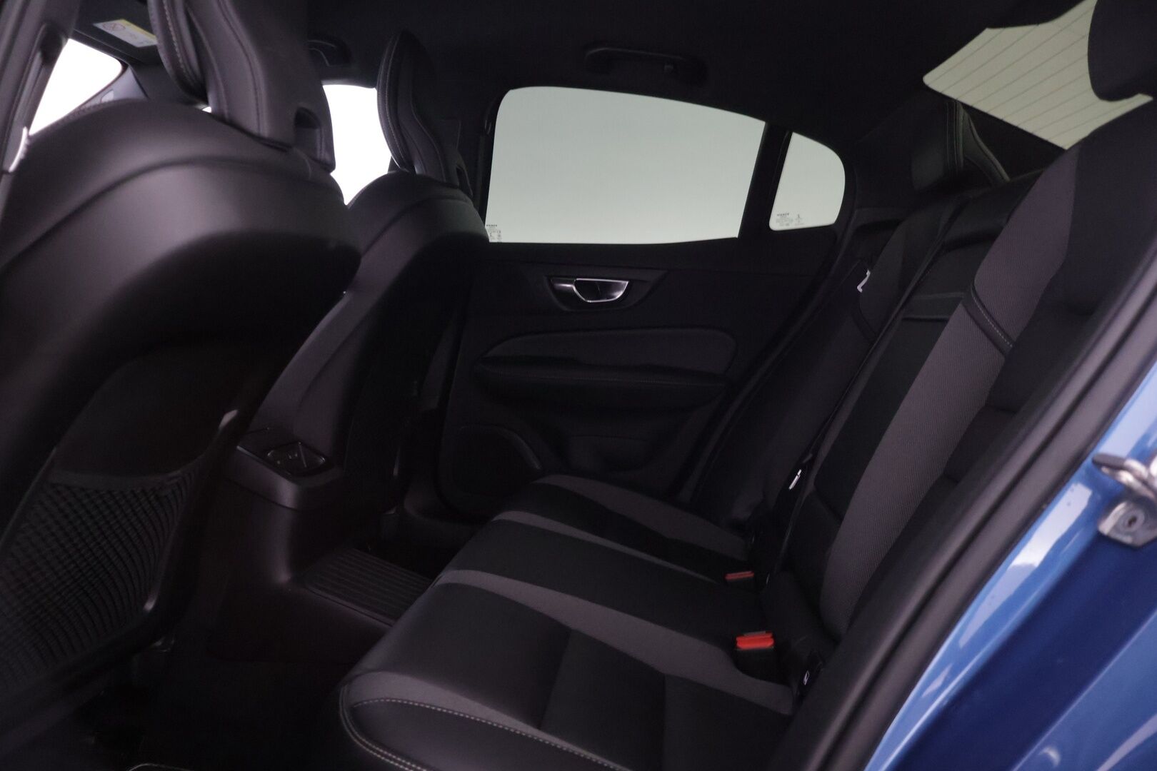 Volvo S60 2021 T8 TwE AWD Business R-Design aut * 360° / HarmanKardon / ACC / BLIS / Sporttipenkit muistilla / Webasto * - Vetokoukku / Kahdet renkaat Volvon alumiinivanteilla / Jakohihna juuri vaihdettu!