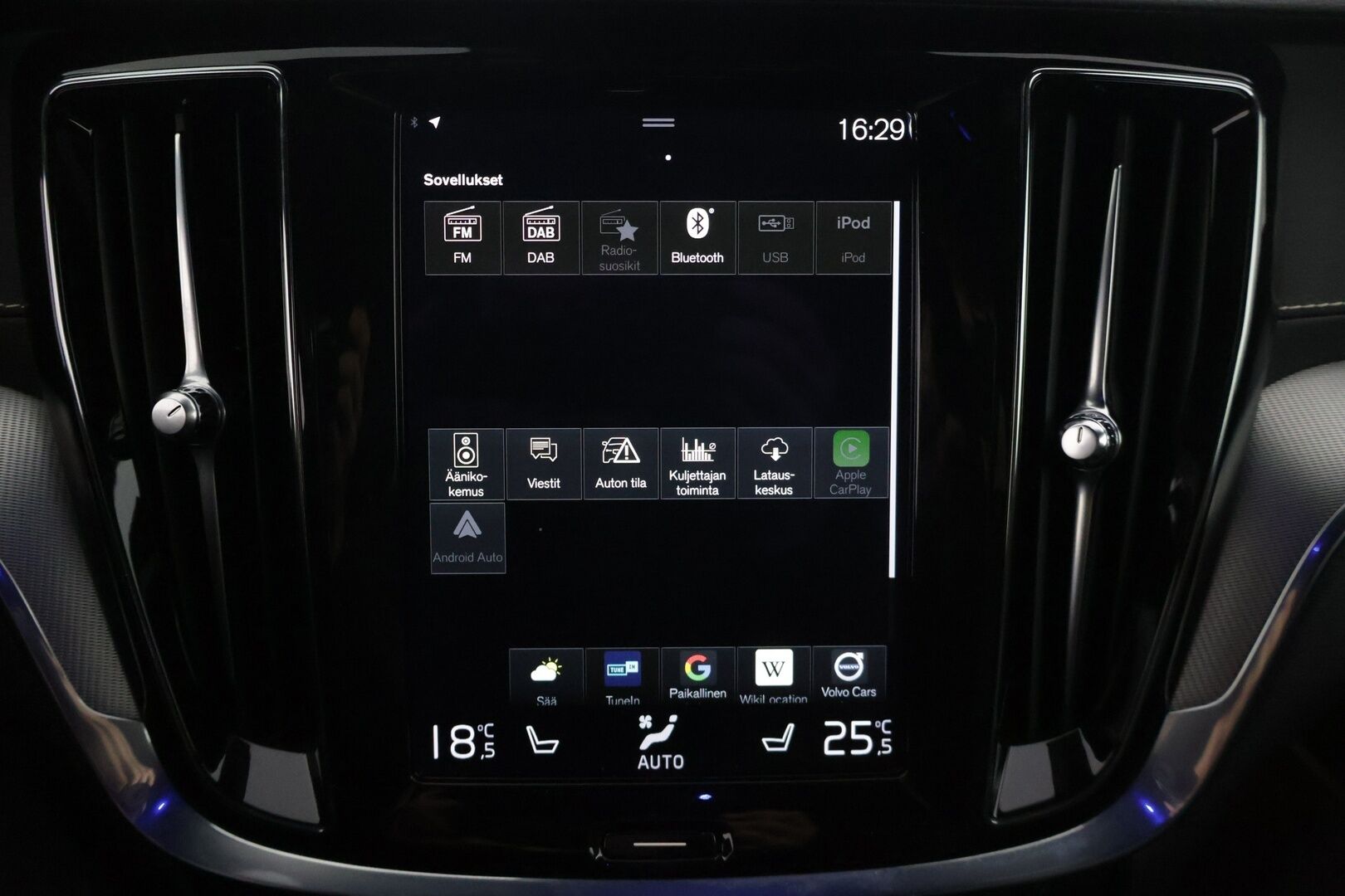 Volvo S60 2021 T8 TwE AWD Business R-Design aut * 360° / HarmanKardon / ACC / BLIS / Sporttipenkit muistilla / Webasto * - Vetokoukku / Kahdet renkaat Volvon alumiinivanteilla / Jakohihna juuri vaihdettu!