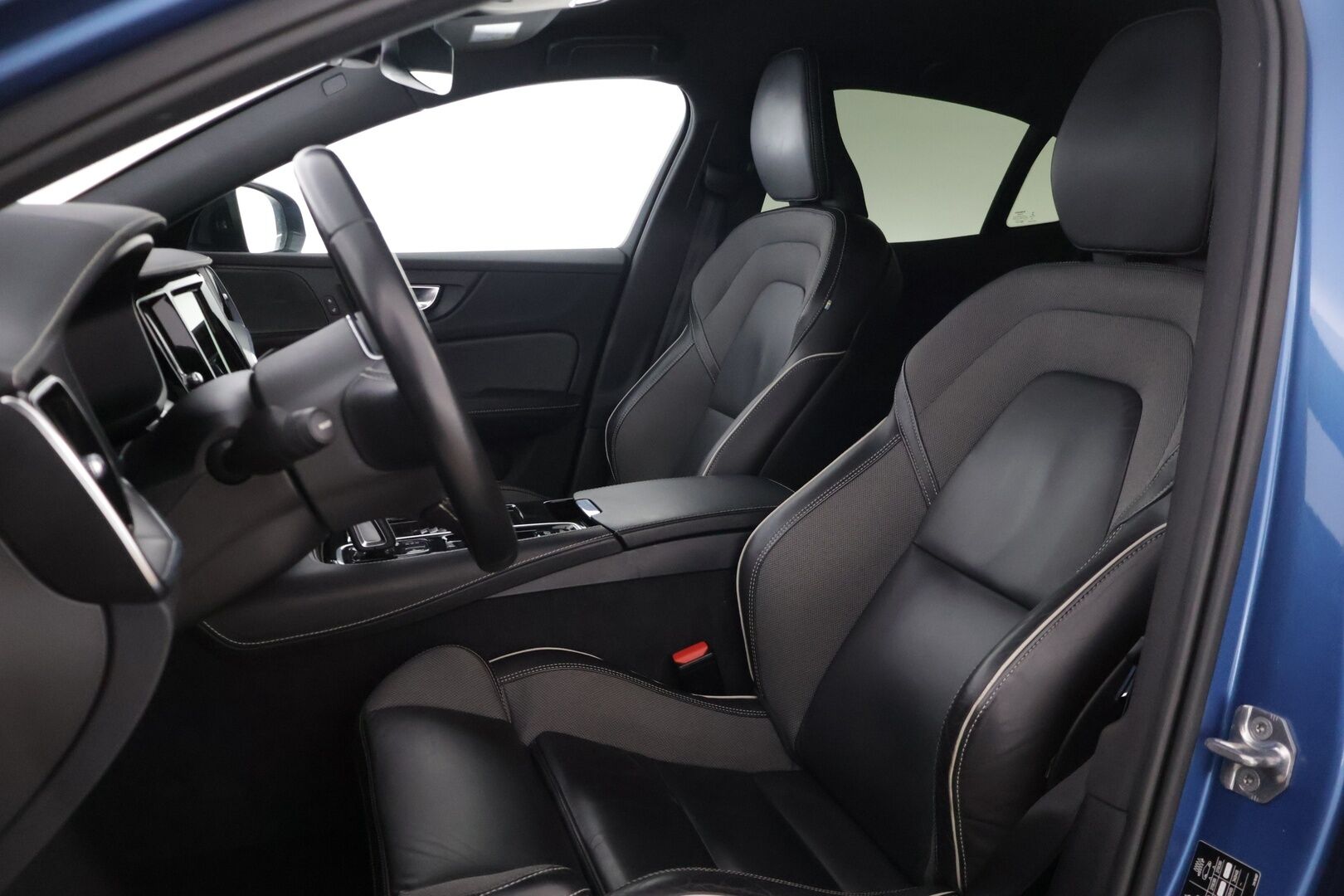 Volvo S60 2021 T8 TwE AWD Business R-Design aut * 360° / HarmanKardon / ACC / BLIS / Sporttipenkit muistilla / Webasto * - Vetokoukku / Kahdet renkaat Volvon alumiinivanteilla / Jakohihna juuri vaihdettu!