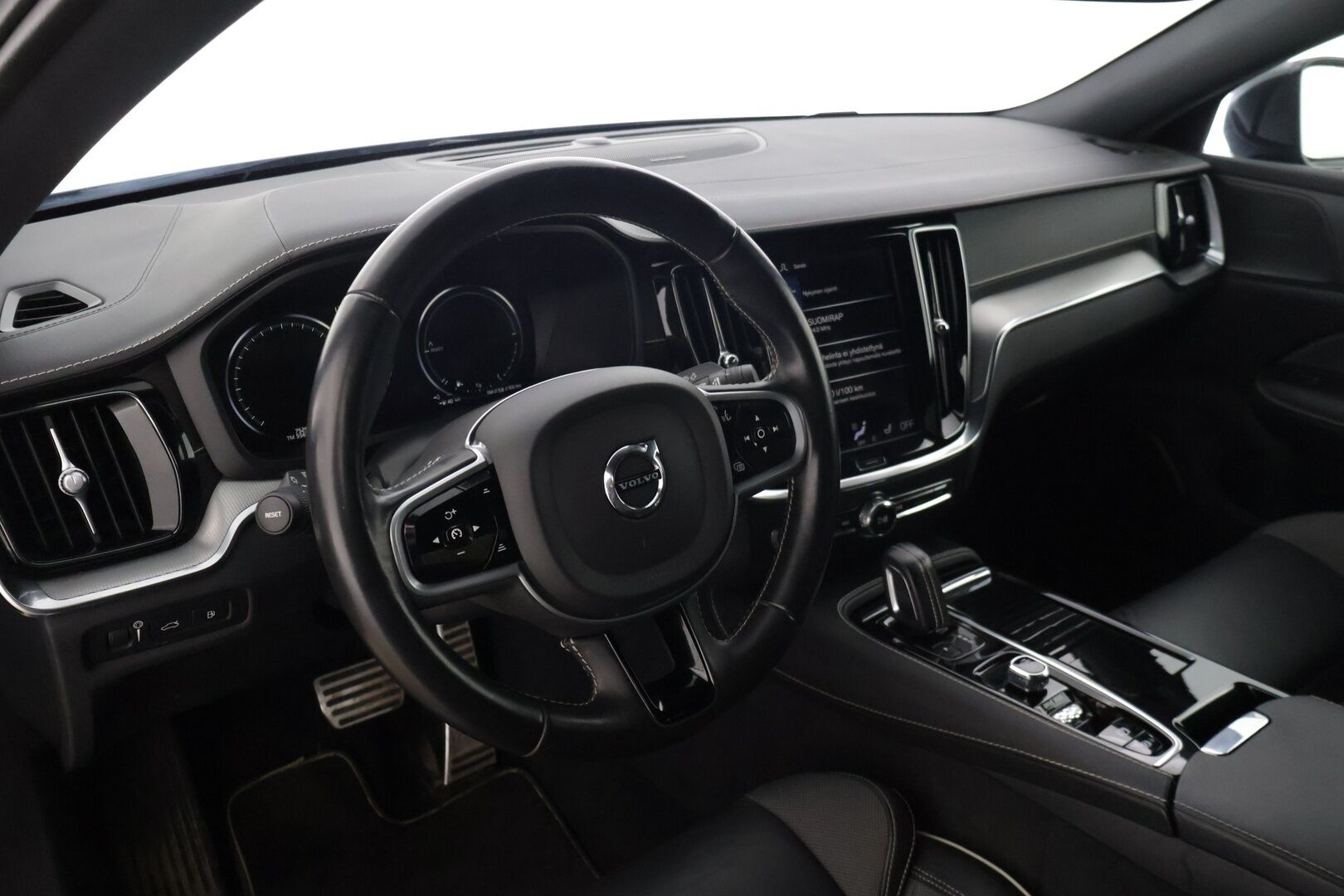 Volvo S60 2021 T8 TwE AWD Business R-Design aut * 360° / HarmanKardon / ACC / BLIS / Sporttipenkit muistilla / Webasto * - Vetokoukku / Kahdet renkaat Volvon alumiinivanteilla / Jakohihna juuri vaihdettu!