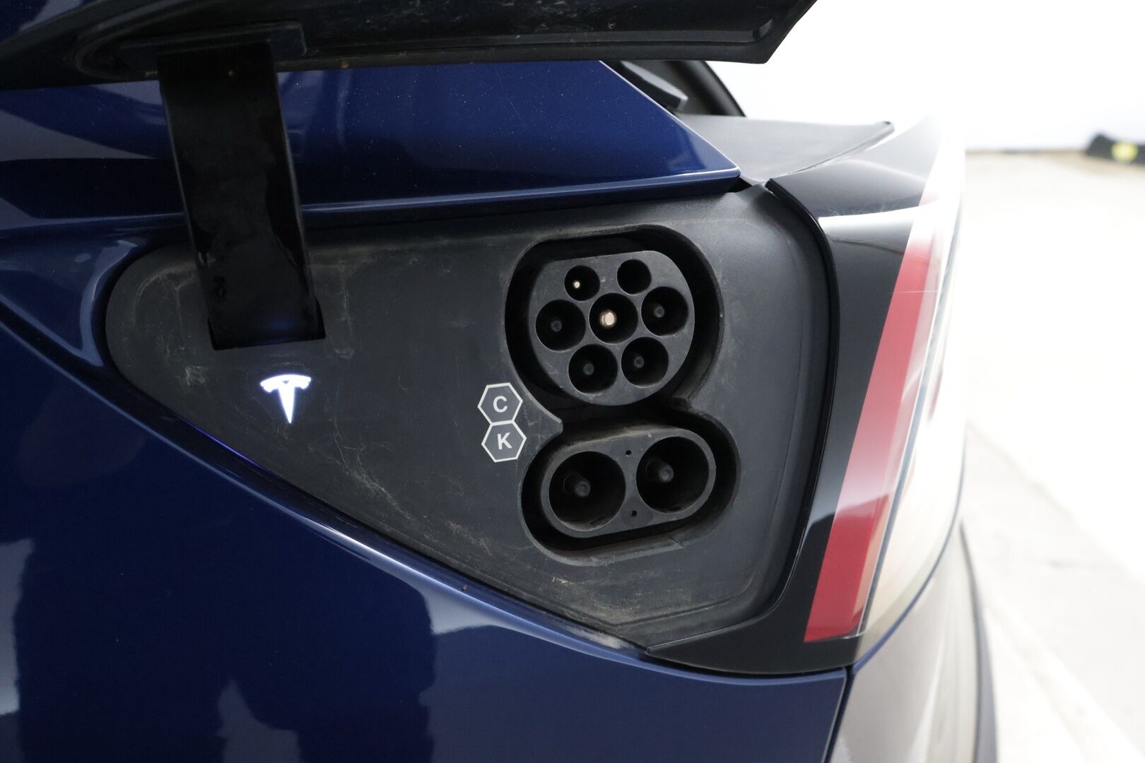 Tesla Model 3 2023 Performance * Lasikatto / Mustat nahat / Adapt.Vakkari / P-kamera * - 3,99 % KORKOTARJOUS TÄHÄN AUTOON 31.8. ASTI! - * Komealla värillä, 2x renkailla ja vanteilla oleva pikku kilsanen Perffi! *