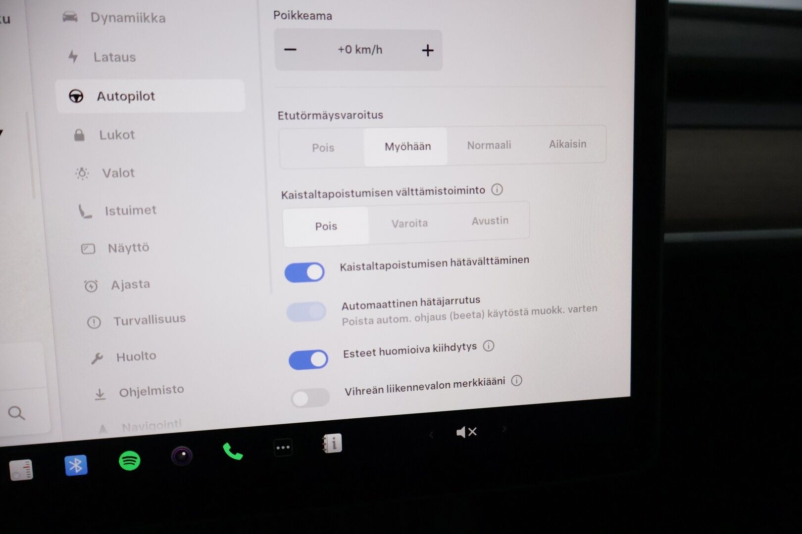 Tesla Model 3 2023 Performance * Lasikatto / Mustat nahat / Adapt.Vakkari / P-kamera * - 3,99 % KORKOTARJOUS TÄHÄN AUTOON 31.8. ASTI! - * Komealla värillä, 2x renkailla ja vanteilla oleva pikku kilsanen Perffi! *