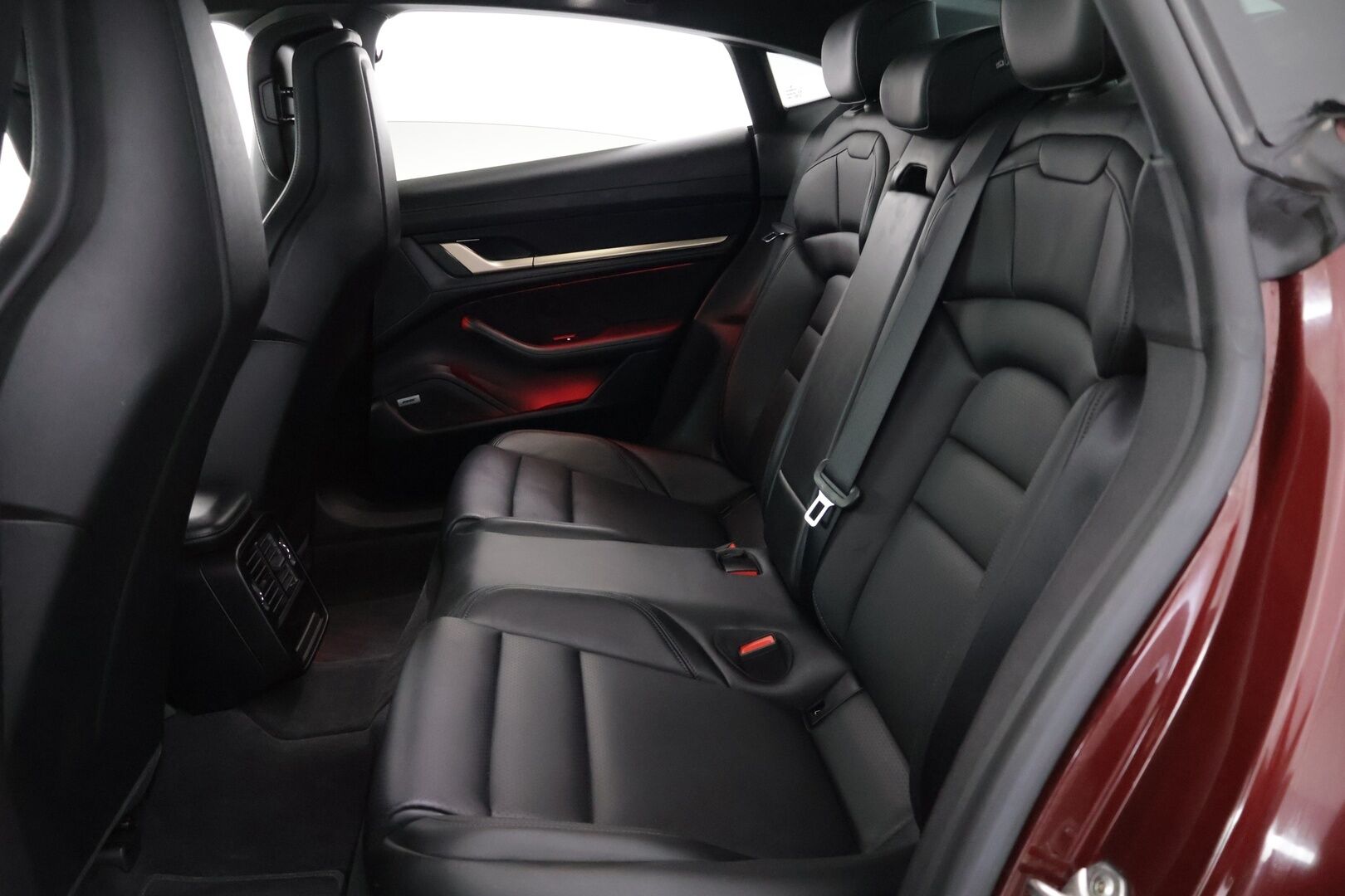 Porsche Taycan 2021 Base - | Sport-Chrono+ | Performance Battery Plus | Adaptiivinen vakionopeudensäädin | BOSE | 14-Suuntaiset istuimet | Lasikatto | 360-Kamera | Kahdet renkaat | Lämpöpumppu |