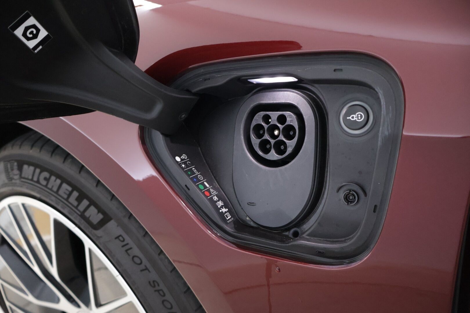 Porsche Taycan 2021 Base - | Sport-Chrono+ | Performance Battery Plus | Adaptiivinen vakionopeudensäädin | BOSE | 14-Suuntaiset istuimet | Lasikatto | 360-Kamera | Kahdet renkaat | Lämpöpumppu |