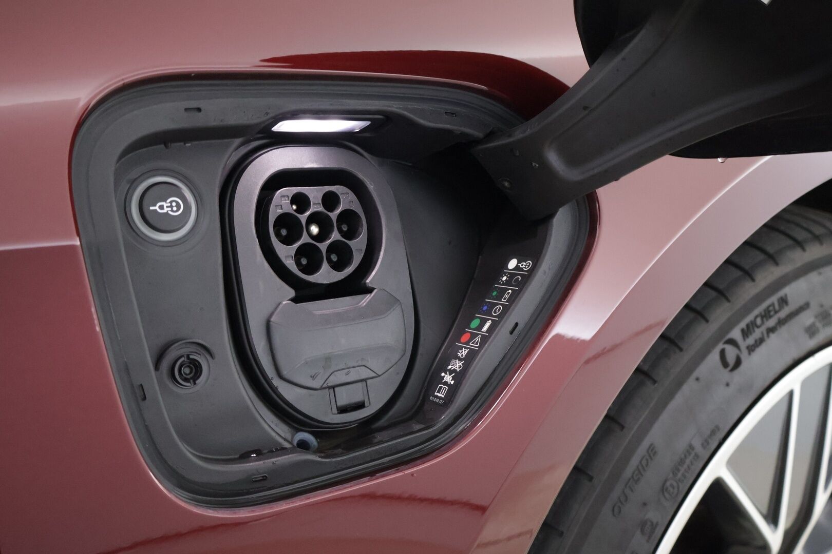 Porsche Taycan 2021 Base - | Sport-Chrono+ | Performance Battery Plus | Adaptiivinen vakionopeudensäädin | BOSE | 14-Suuntaiset istuimet | Lasikatto | 360-Kamera | Kahdet renkaat | Lämpöpumppu |
