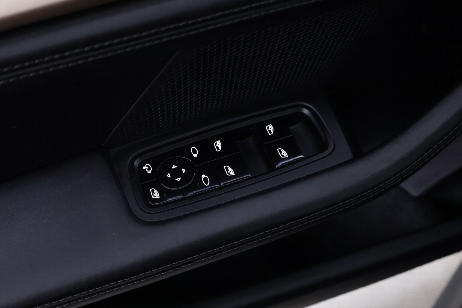 Porsche Taycan 2021 Base - | Sport-Chrono+ | Performance Battery Plus | Adaptiivinen vakionopeudensäädin | BOSE | 14-Suuntaiset istuimet | Lasikatto | 360-Kamera | Kahdet renkaat | Lämpöpumppu |