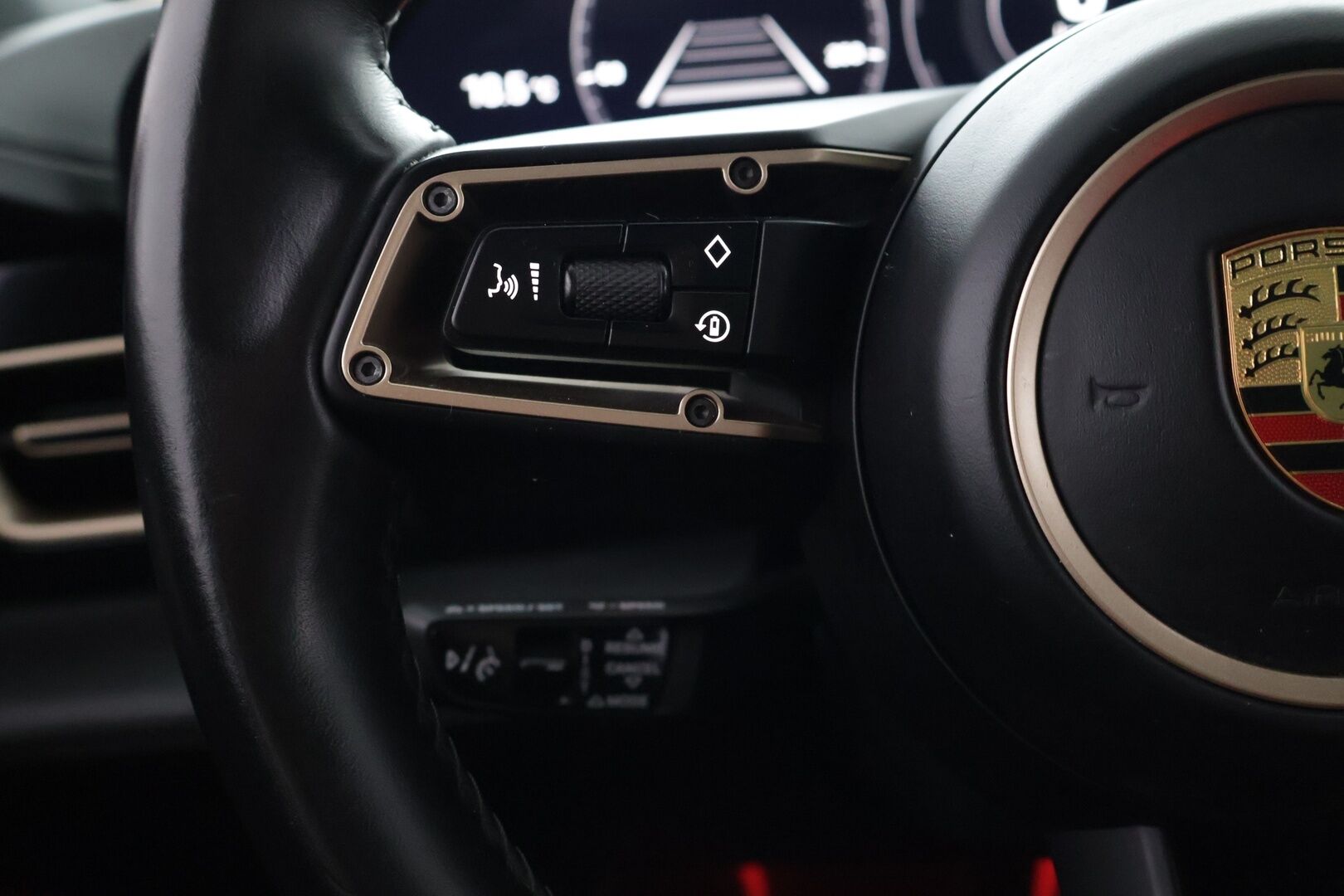 Porsche Taycan 2021 Base - | Sport-Chrono+ | Performance Battery Plus | Adaptiivinen vakionopeudensäädin | BOSE | 14-Suuntaiset istuimet | Lasikatto | 360-Kamera | Kahdet renkaat | Lämpöpumppu |