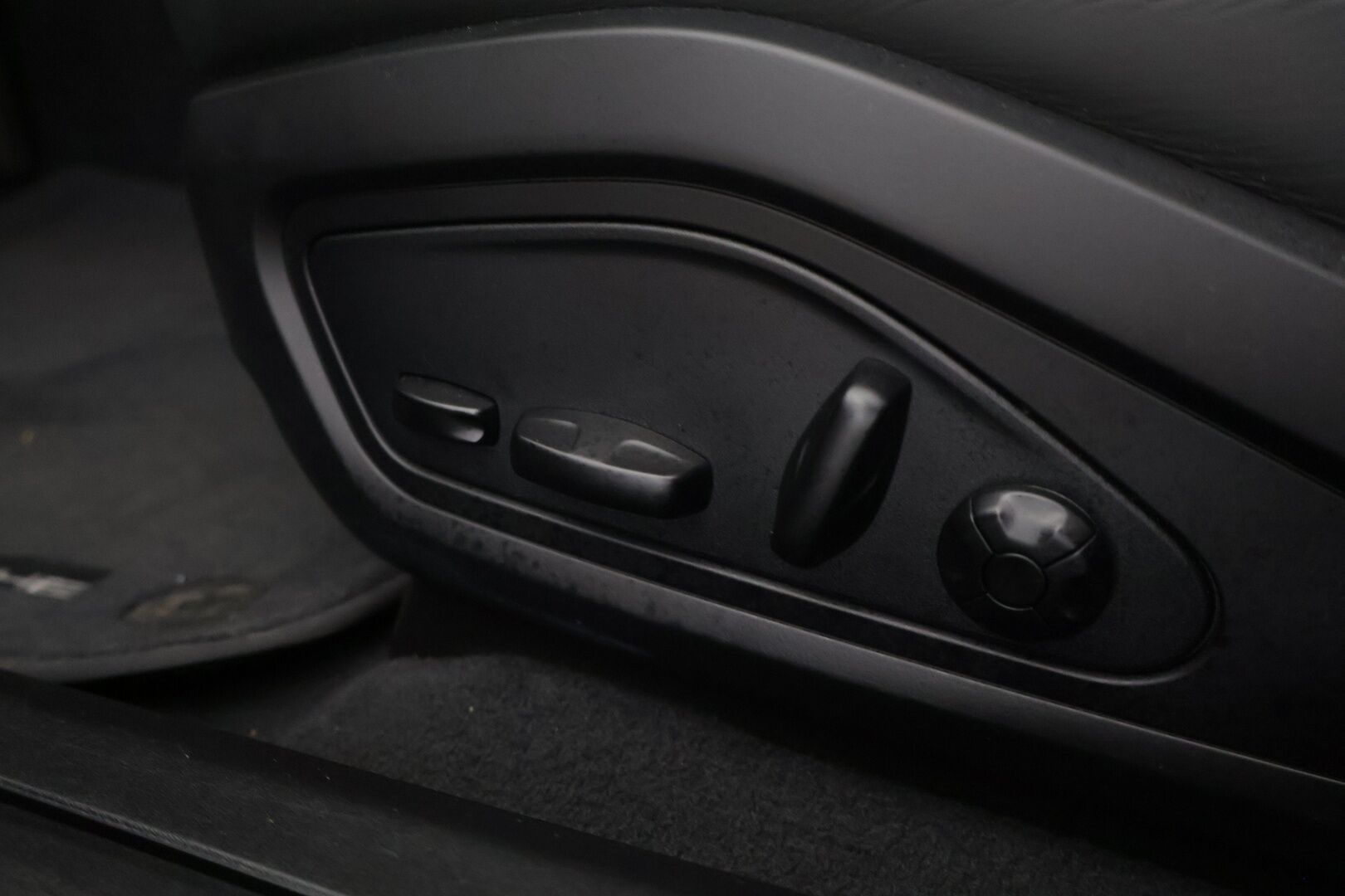 Porsche Taycan 2021 Base - | Sport-Chrono+ | Performance Battery Plus | Adaptiivinen vakionopeudensäädin | BOSE | 14-Suuntaiset istuimet | Lasikatto | 360-Kamera | Kahdet renkaat | Lämpöpumppu |