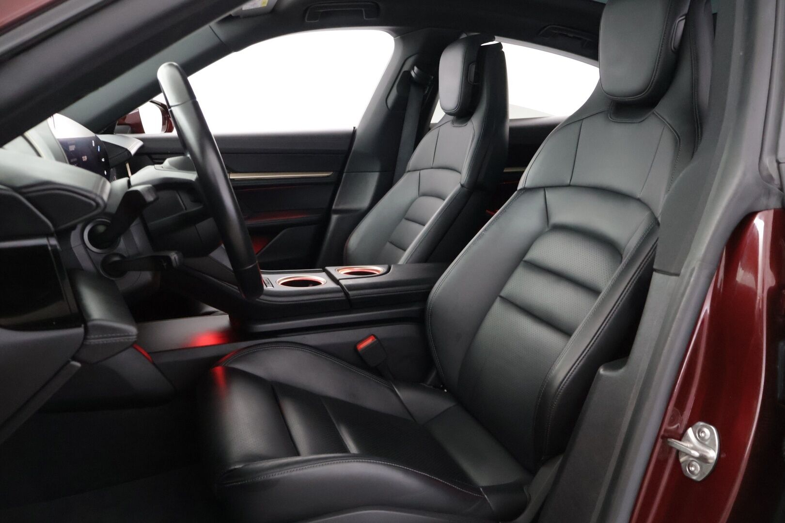 Porsche Taycan 2021 Base - | Sport-Chrono+ | Performance Battery Plus | Adaptiivinen vakionopeudensäädin | BOSE | 14-Suuntaiset istuimet | Lasikatto | 360-Kamera | Kahdet renkaat | Lämpöpumppu |