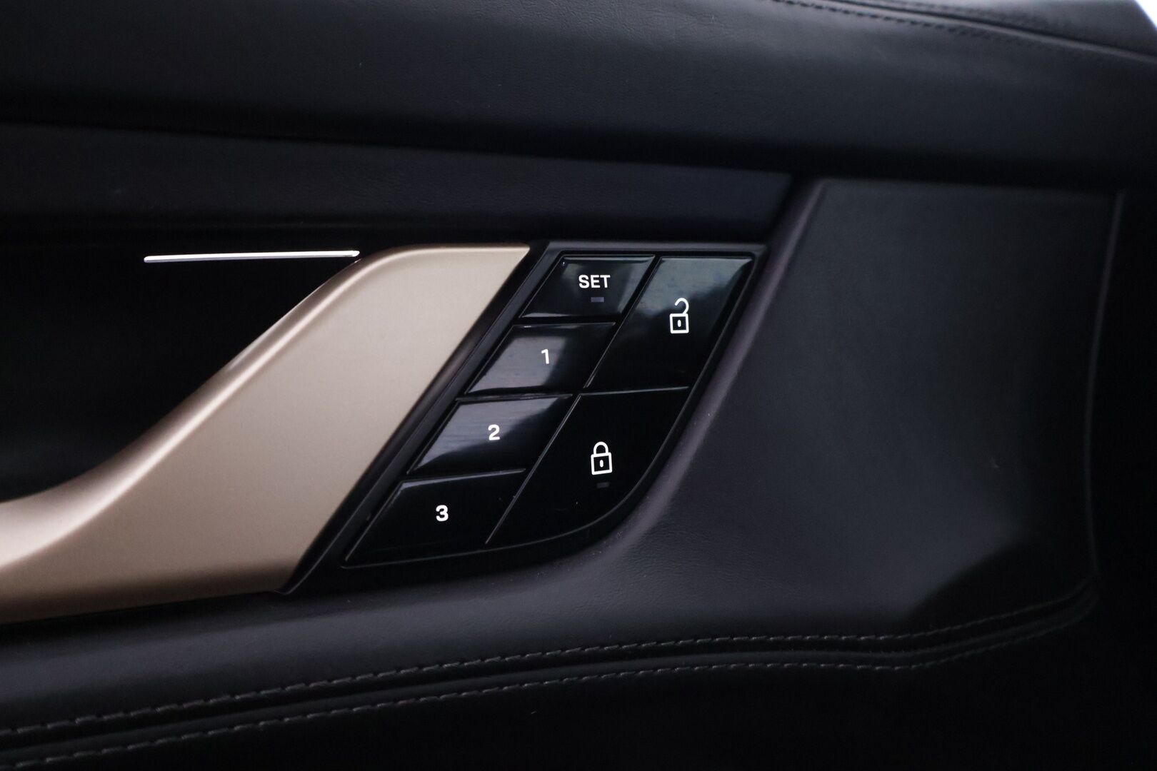 Porsche Taycan 2021 Base - | Sport-Chrono+ | Performance Battery Plus | Adaptiivinen vakionopeudensäädin | BOSE | 14-Suuntaiset istuimet | Lasikatto | 360-Kamera | Kahdet renkaat | Lämpöpumppu |