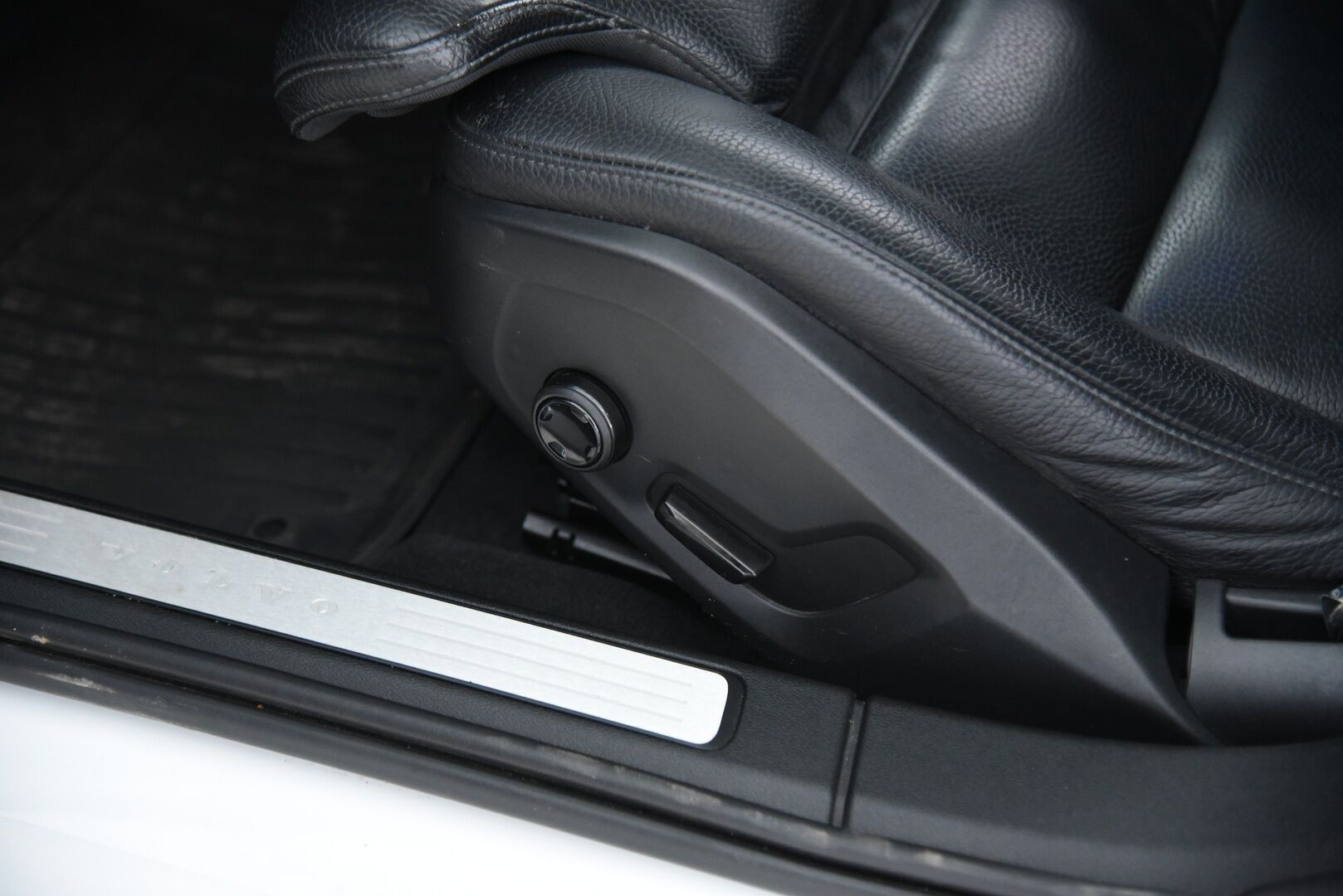 Volvo V60 2019 T8 AWD Inscription aut / Adapt. vak / Vetokoukku / Webasto / Panorama / Keyless / LED-Lisävalo - Navi / Lämmitettävä Ohjauspyörä / Hihna vaihdettu! - HULLU BLACKWEEK KORKOTARJOUS 2,49%