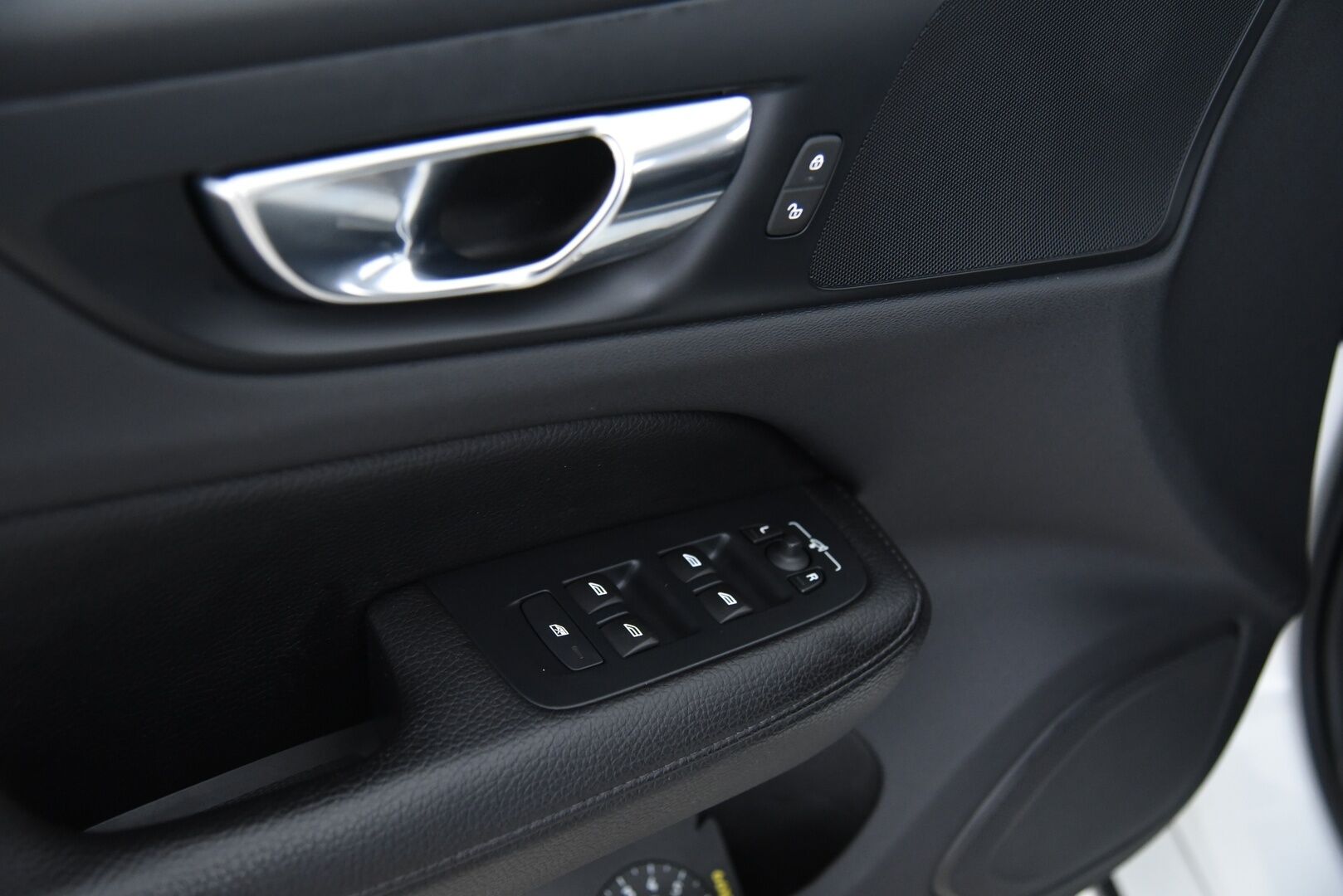 Volvo V60 2019 T8 AWD Inscription aut / Adapt. vak / Vetokoukku / Webasto / Panorama / Keyless / LED-Lisävalo - Navi / Lämmitettävä Ohjauspyörä / Hihna vaihdettu! - HULLU BLACKWEEK KORKOTARJOUS 2,49%