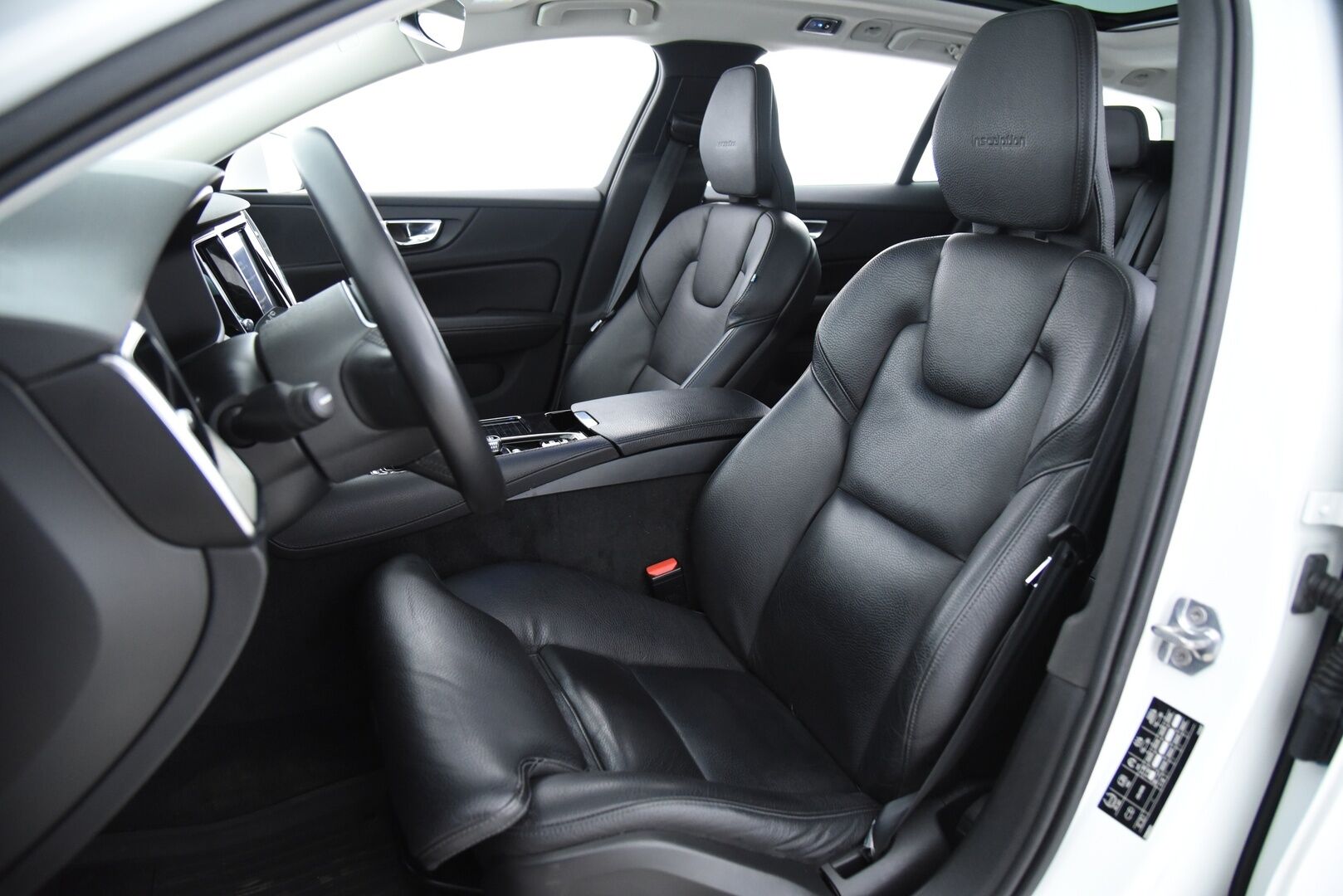 Volvo V60 2019 T8 AWD Inscription aut / Adapt. vak / Vetokoukku / Webasto / Panorama / Keyless / LED-Lisävalo - Navi / Lämmitettävä Ohjauspyörä / Hihna vaihdettu! - HULLU BLACKWEEK KORKOTARJOUS 2,49%