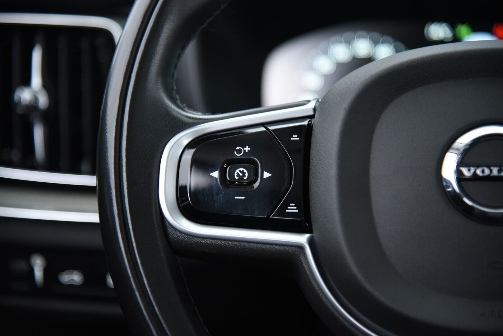 Volvo V60 2019 T8 AWD Inscription aut / Adapt. vak / Vetokoukku / Webasto / Panorama / Keyless / LED-Lisävalo - Navi / Lämmitettävä Ohjauspyörä / Hihna vaihdettu!