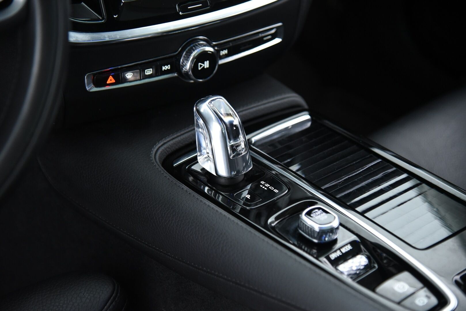 Volvo V60 2019 T8 AWD Inscription aut / Adapt. vak / Vetokoukku / Webasto / Panorama / Keyless / LED-Lisävalo - Navi / Lämmitettävä Ohjauspyörä / Hihna vaihdettu!