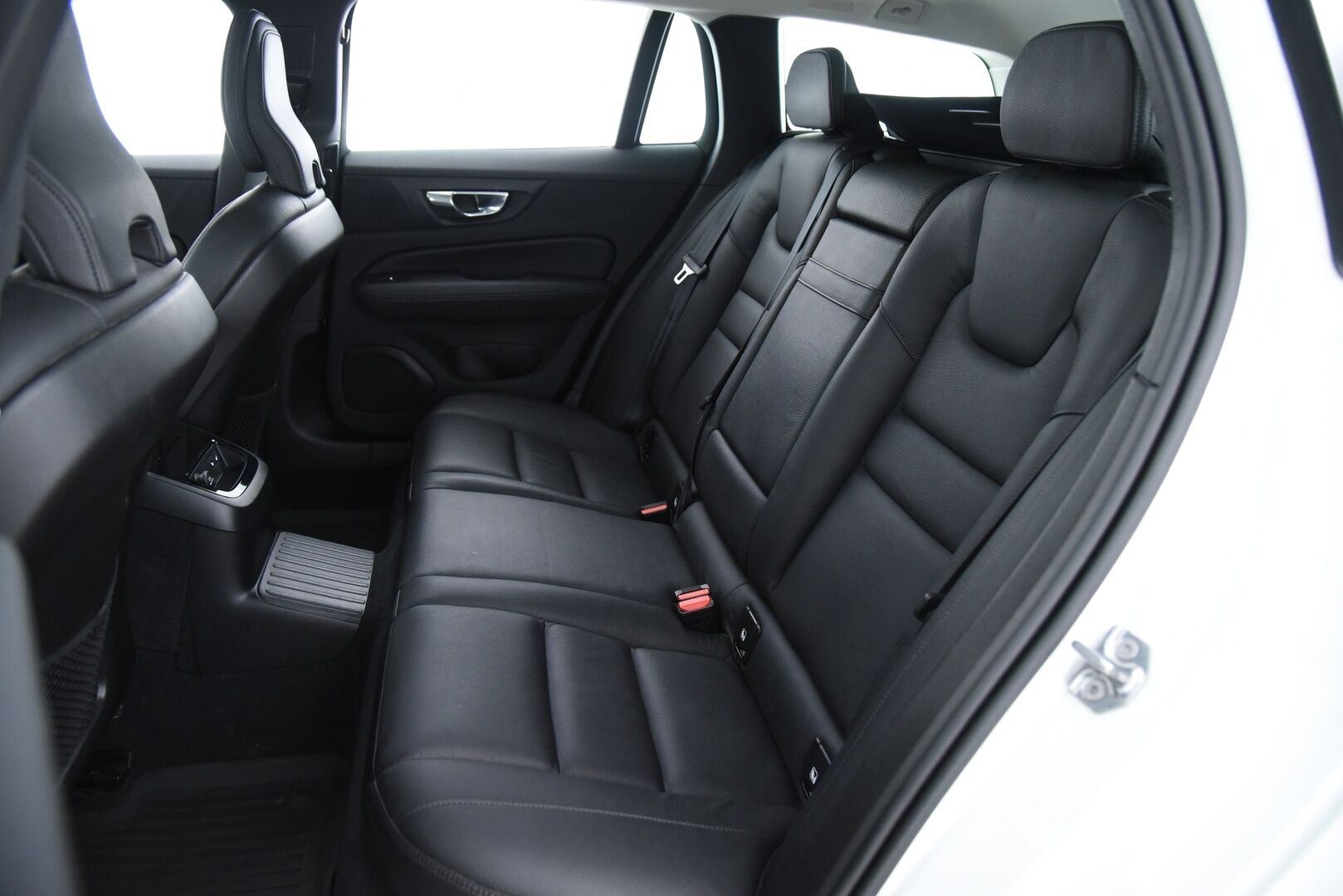 Volvo V60 2019 T8 AWD Inscription aut / Adapt. vak / Vetokoukku / Webasto / Panorama / Keyless / LED-Lisävalo - Navi / Lämmitettävä Ohjauspyörä / Hihna vaihdettu! - HULLU BLACKWEEK KORKOTARJOUS 2,49%