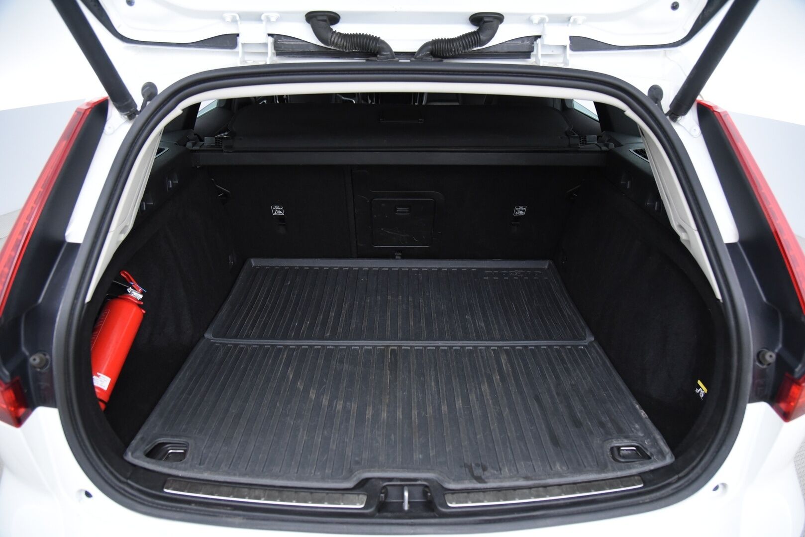 Volvo V60 2019 T8 AWD Inscription aut / Adapt. vak / Vetokoukku / Webasto / Panorama / Keyless / LED-Lisävalo - Navi / Lämmitettävä Ohjauspyörä / Hihna vaihdettu! - HULLU BLACKWEEK KORKOTARJOUS 2,49%