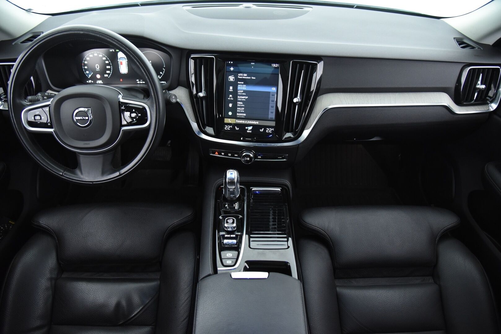 Volvo V60 2019 T8 AWD Inscription aut / Adapt. vak / Vetokoukku / Webasto / Panorama / Keyless / LED-Lisävalo - Navi / Lämmitettävä Ohjauspyörä / Hihna vaihdettu! - HULLU BLACKWEEK KORKOTARJOUS 2,49%