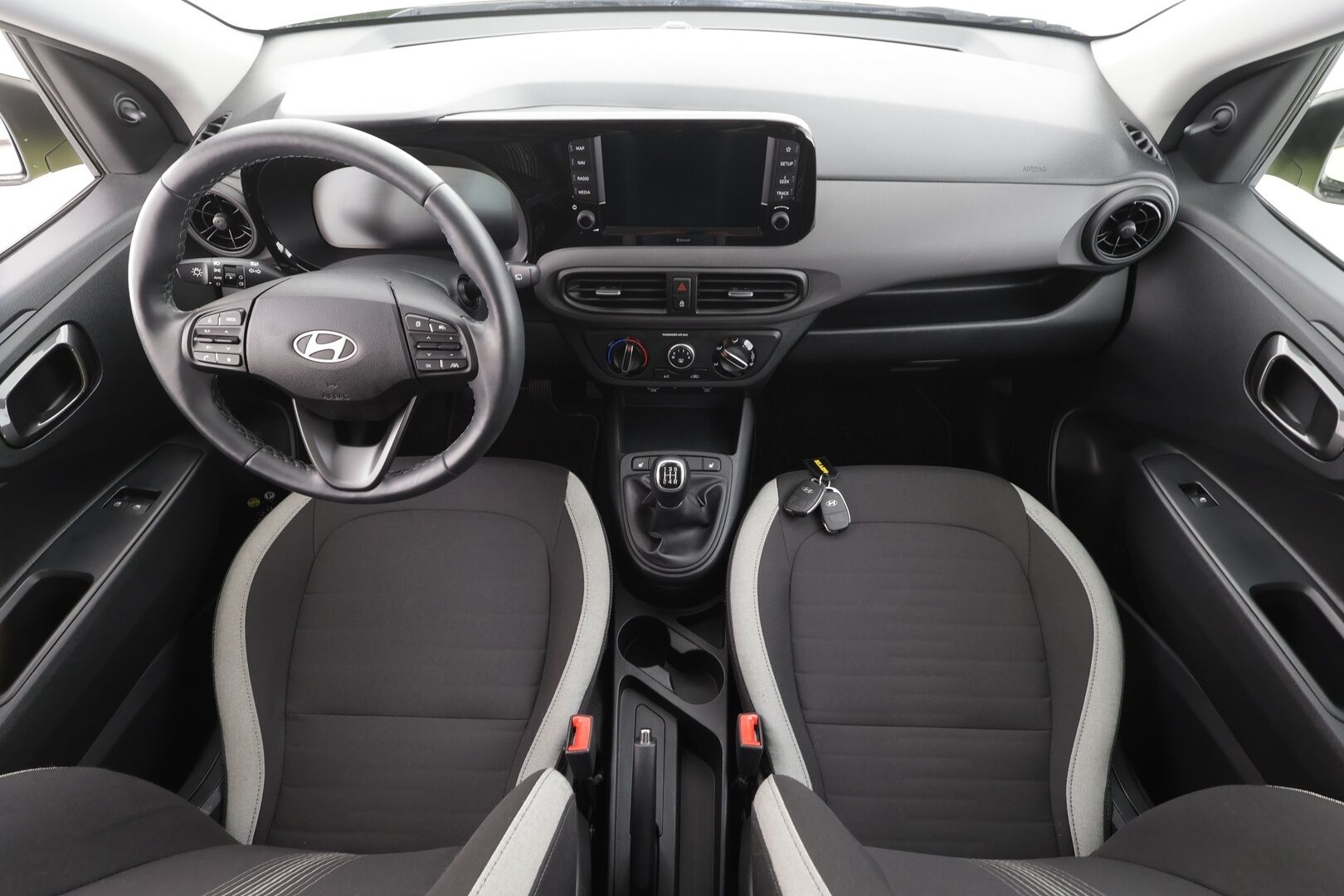 Hyundai i10 2025 1.0 MPi 63 hv 5MT Comfort MY25 - | Vakkari | P.Kamera | Navi | Digimittari | Ratinlämmitin | Apple&Android | 2x Renkaat | Tehdastakuu | Suomi-auto | Merkkihuollettu |