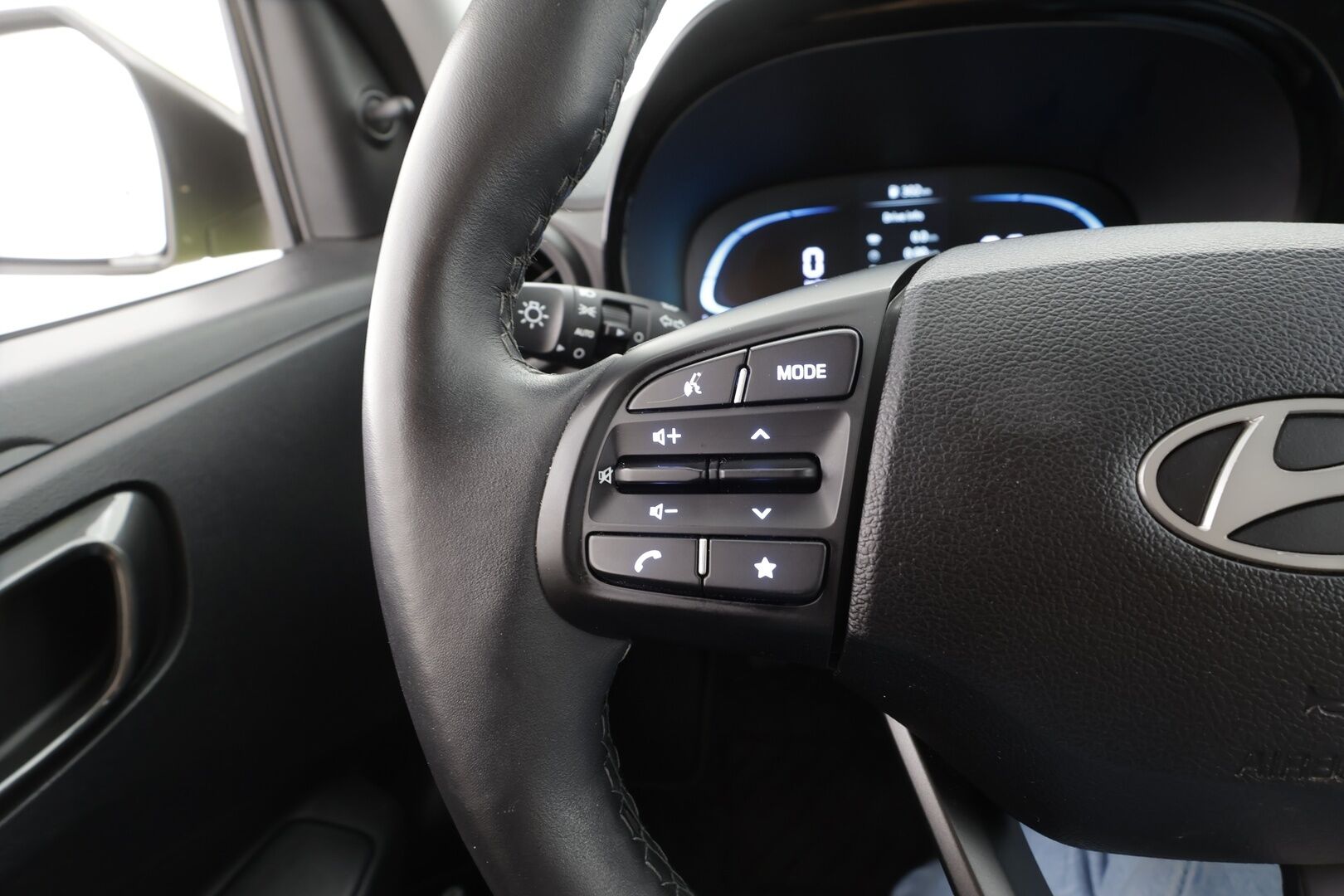 Hyundai i10 2025 1.0 MPi 63 hv 5MT Comfort MY25 - | Vakkari | P.Kamera | Navi | Digimittari | Ratinlämmitin | Apple&Android | 2x Renkaat | Tehdastakuu | Suomi-auto | Merkkihuollettu |