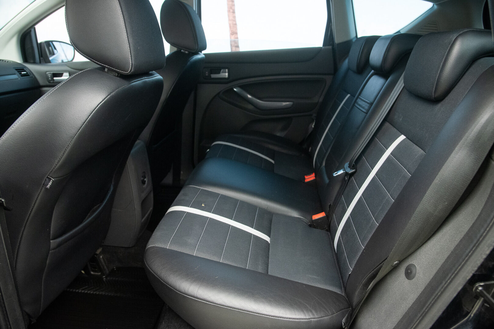 Ford Kuga 2010 2.0 TDCi 136hv DPF 4WD Titanium - YritysOutlet - Myydään vain yrityksille - Webasto / Vetokoukku / Puolinahat 