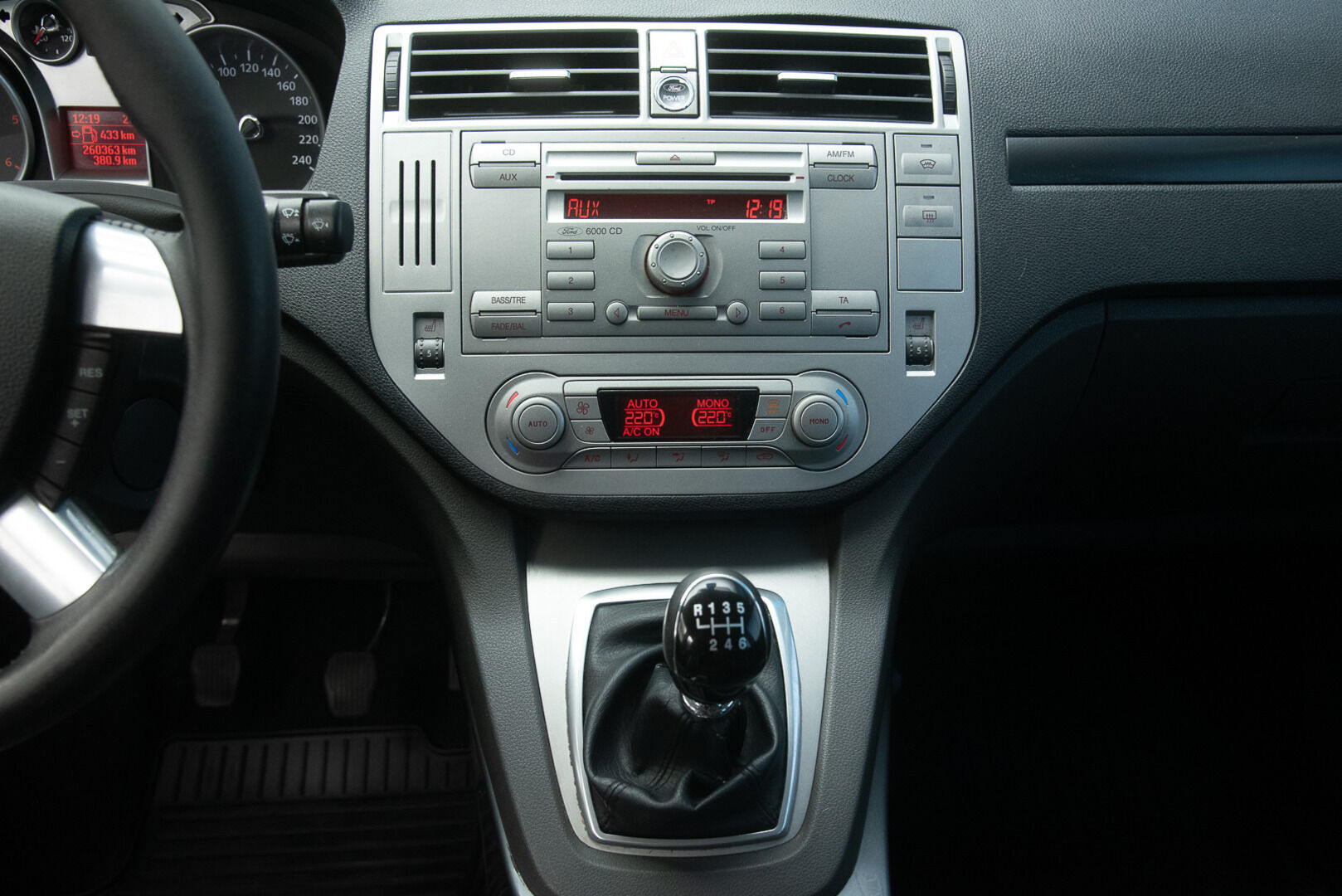 Ford Kuga 2010 2.0 TDCi 136hv DPF 4WD Titanium - YritysOutlet - Myydään vain yrityksille - Webasto / Vetokoukku / Puolinahat 