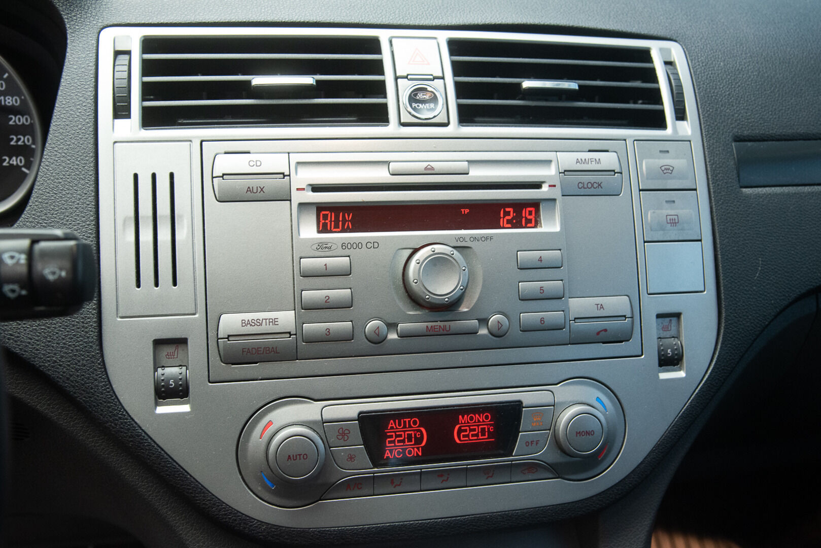 Ford Kuga 2010 2.0 TDCi 136hv DPF 4WD Titanium - YritysOutlet - Myydään vain yrityksille - Webasto / Vetokoukku / Puolinahat 